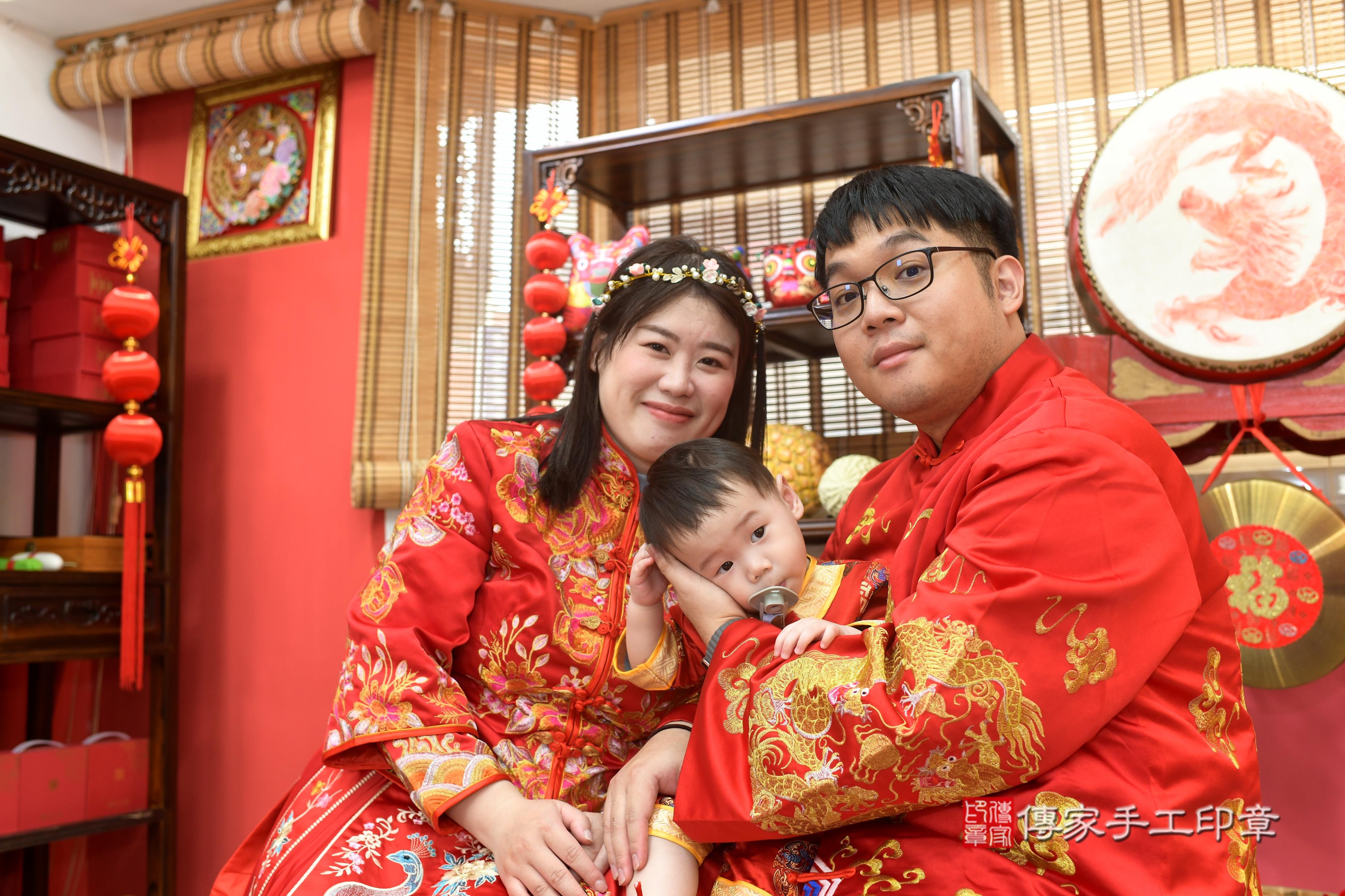 傳家手工印章高雄店、抓周、度脺、中國風會場、傳家嬰兒古禮、吉祥話、抓周道具物品24種、拍照。抓周證書。寶寶抓周、滿周歲、生日快樂、祝福