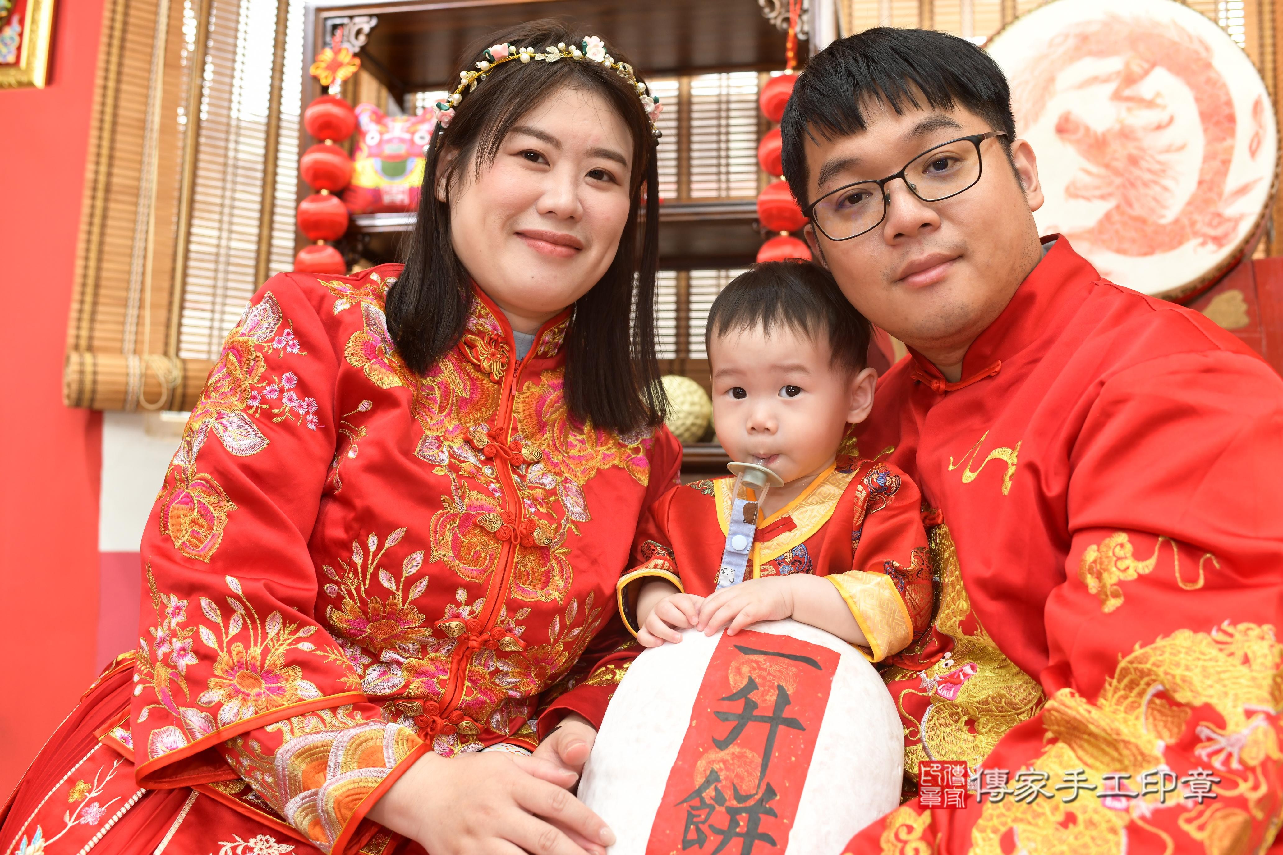傳家手工印章高雄店、抓周、度脺、中國風會場、傳家嬰兒古禮、吉祥話、抓周道具物品24種、拍照。抓周證書。寶寶抓周、滿周歲、生日快樂、祝福