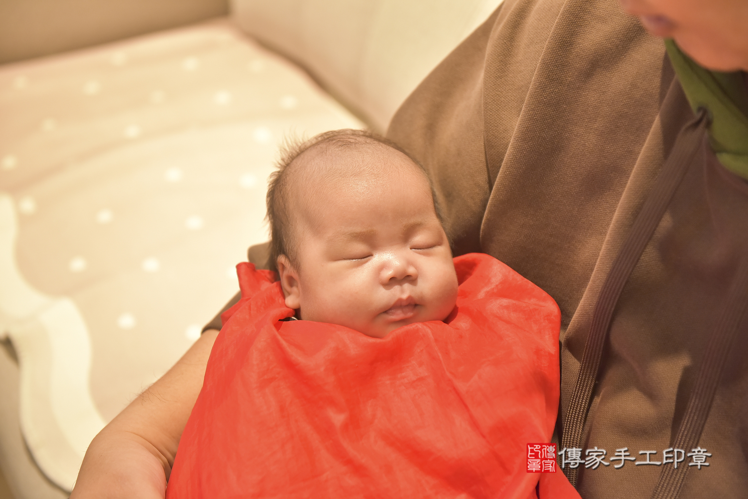 小玹寶寶(台中市太平區到府嬰兒小玹寶寶滿月剃頭理髮、到府嬰兒剃胎毛儀式吉祥話)。到府剃頭剃胎毛主持、專業拍照、證書。★購買「臍帶章、肚臍章、胎毛筆刷印章」贈送：剃頭、收涎、抓周，三選一。2025.1.4，照片17