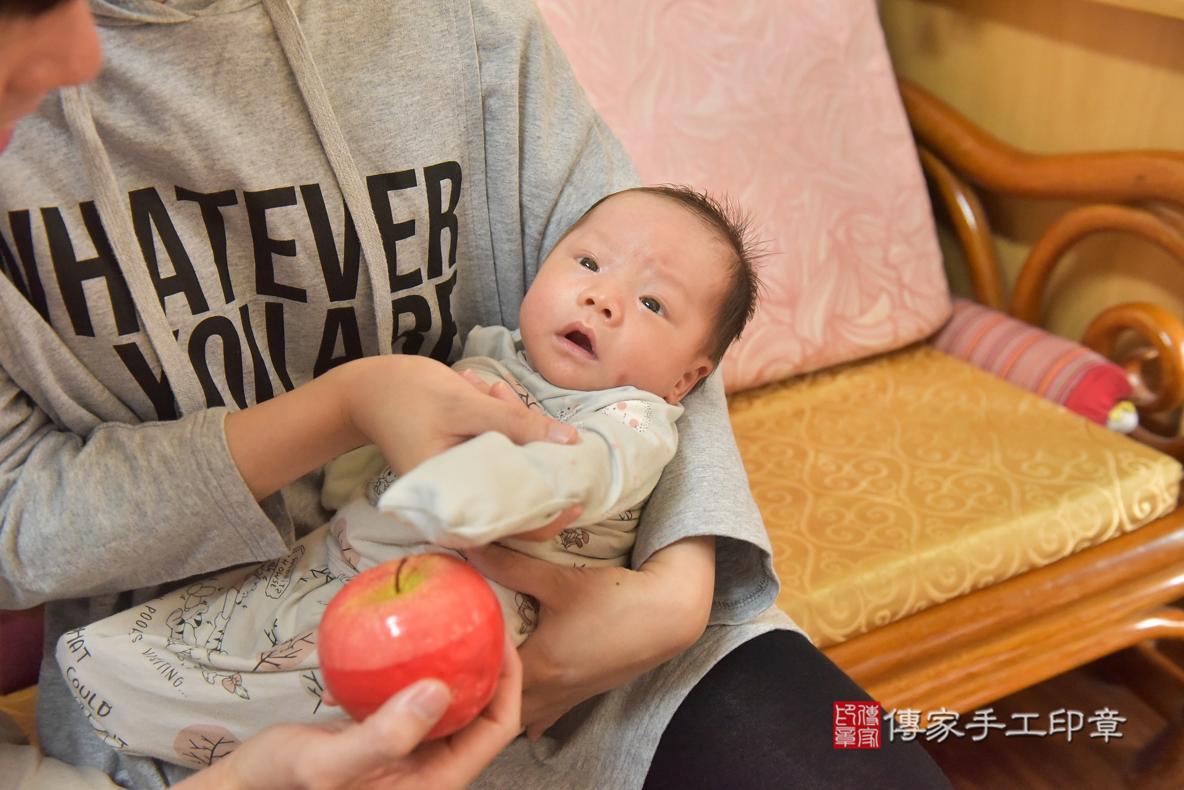 小凱寶寶(台中市北區到府嬰兒小凱寶寶滿月剃頭理髮、到府嬰兒剃胎毛儀式吉祥話)。到府剃頭剃胎毛主持、專業拍照、證書。★購買「臍帶章、肚臍章、胎毛筆刷印章」贈送：剃頭、收涎、抓周，三選一。2025.1.8，照片16
