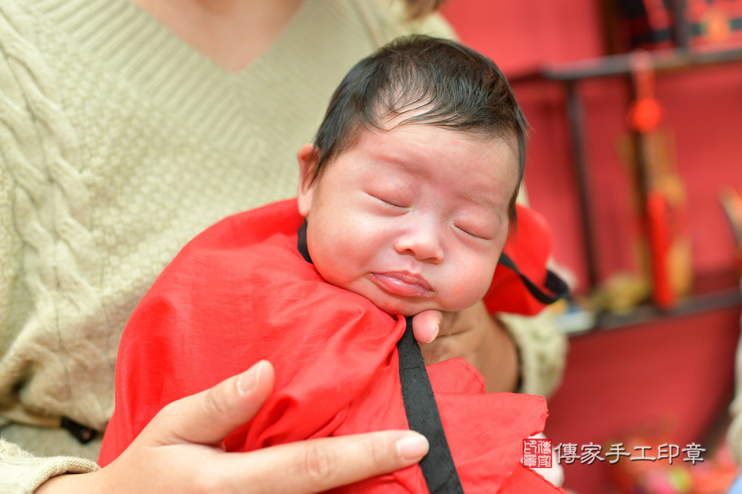 小瑜寶寶(台中市北區嬰兒寶寶滿月剃頭理髮、嬰兒剃胎毛儀式吉祥話)。中國風會場，爸媽寶貝穿「日中韓」古裝禮服。專業拍照、證書。★購買「臍帶章、肚臍章、胎毛筆刷印章」贈送：剃頭、收涎、抓周，三選一。2025.1.11，照片20