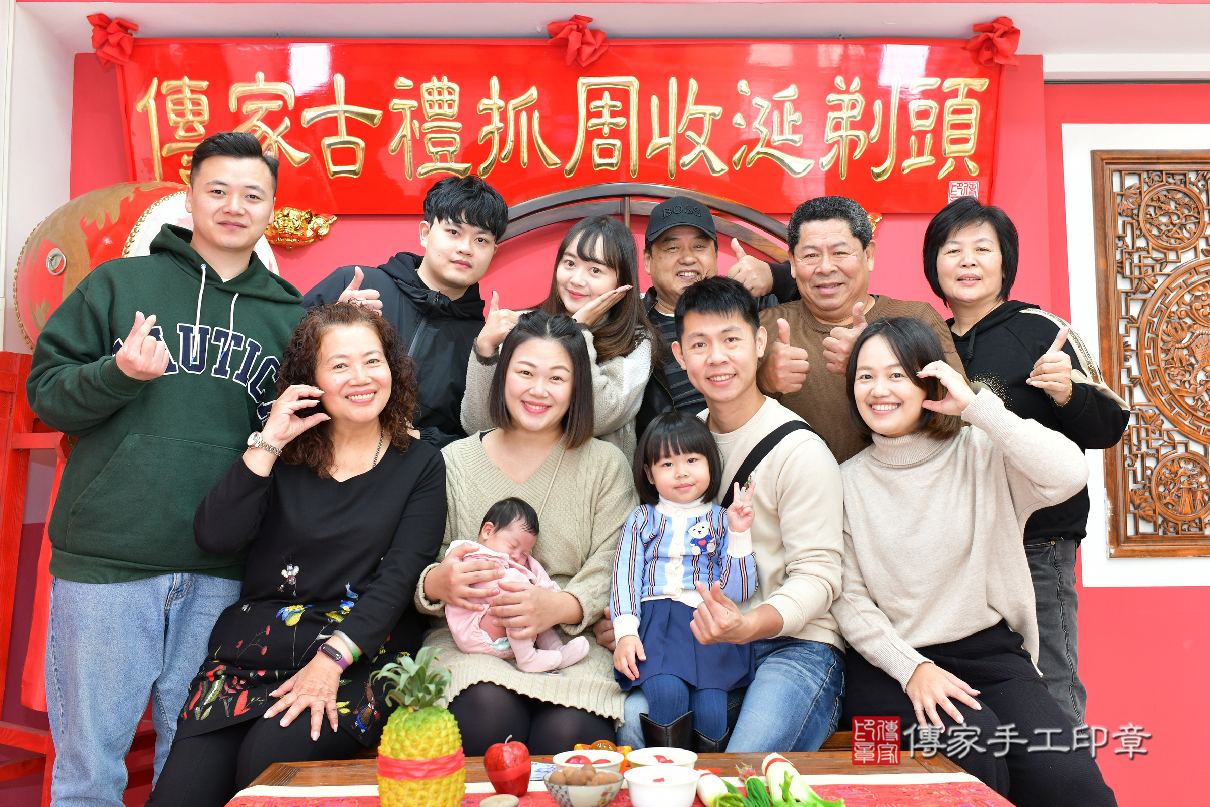 小瑜寶寶(台中市北區嬰兒寶寶滿月剃頭理髮、嬰兒剃胎毛儀式吉祥話)。中國風會場，爸媽寶貝穿「日中韓」古裝禮服。專業拍照、證書。★購買「臍帶章、肚臍章、胎毛筆刷印章」贈送：剃頭、收涎、抓周，三選一。2025.1.11，照片3