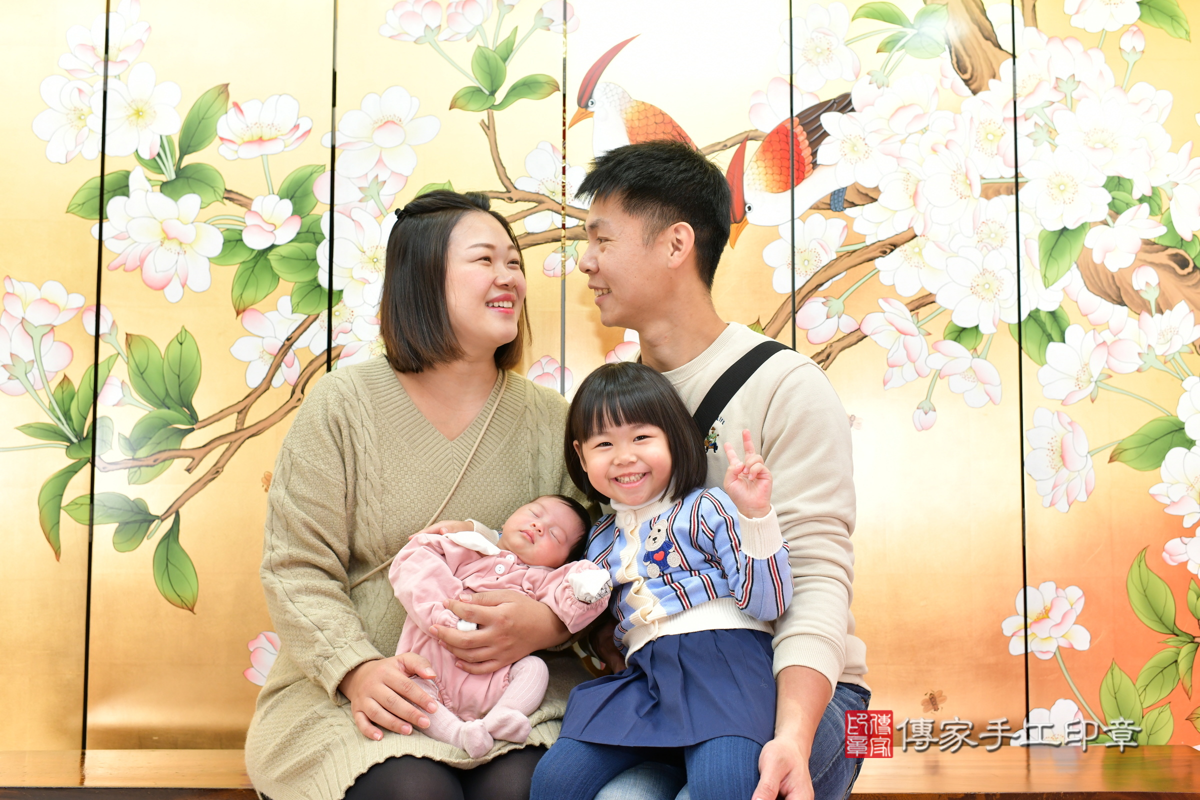 小瑜寶寶(台中市北區嬰兒寶寶滿月剃頭理髮、嬰兒剃胎毛儀式吉祥話)。中國風會場，爸媽寶貝穿「日中韓」古裝禮服。專業拍照、證書。★購買「臍帶章、肚臍章、胎毛筆刷印章」贈送：剃頭、收涎、抓周，三選一。2025.1.11，照片6