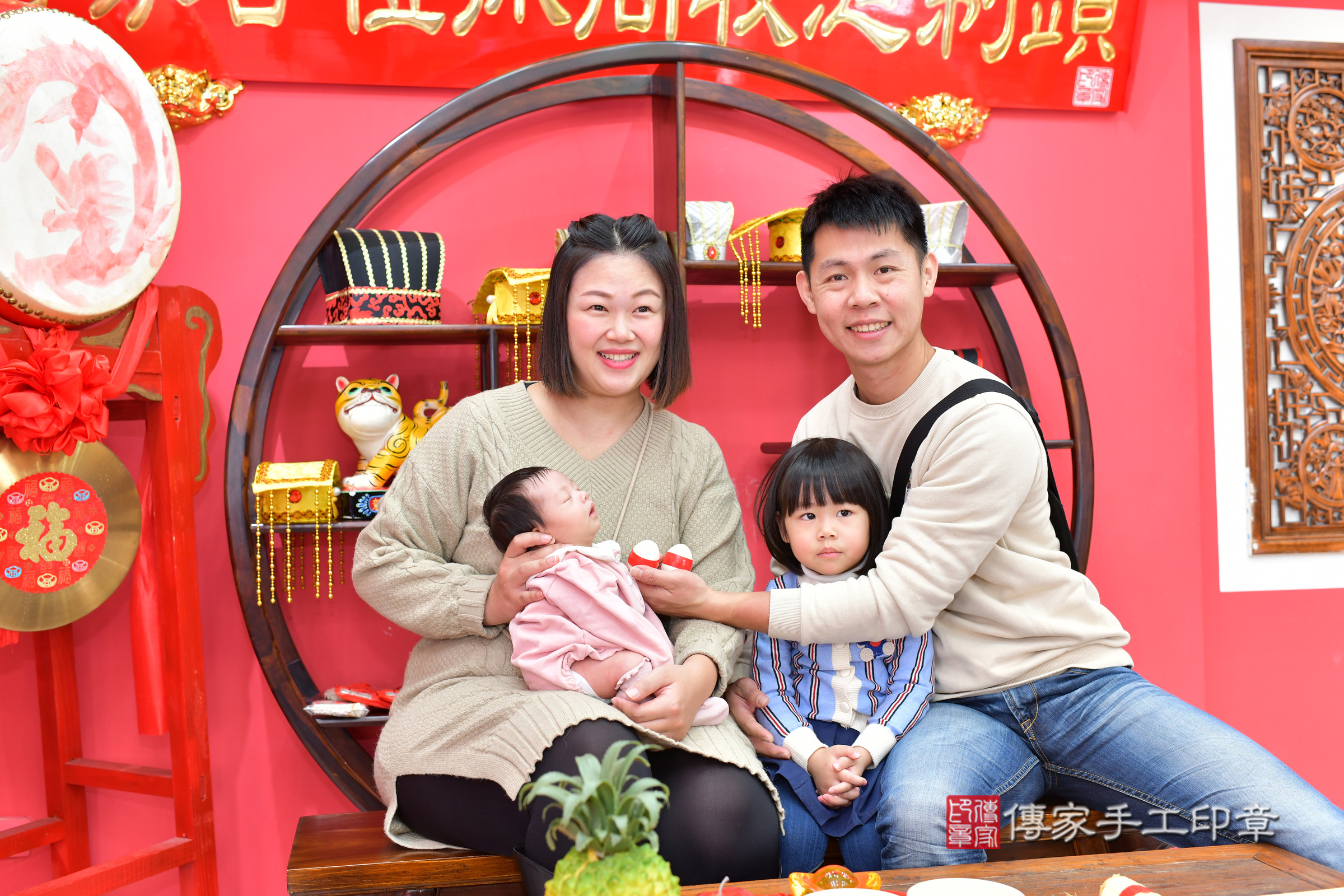 小瑜寶寶(台中市北區嬰兒寶寶滿月剃頭理髮、嬰兒剃胎毛儀式吉祥話)。中國風會場，爸媽寶貝穿「日中韓」古裝禮服。專業拍照、證書。★購買「臍帶章、肚臍章、胎毛筆刷印章」贈送：剃頭、收涎、抓周，三選一。2025.1.11，照片13