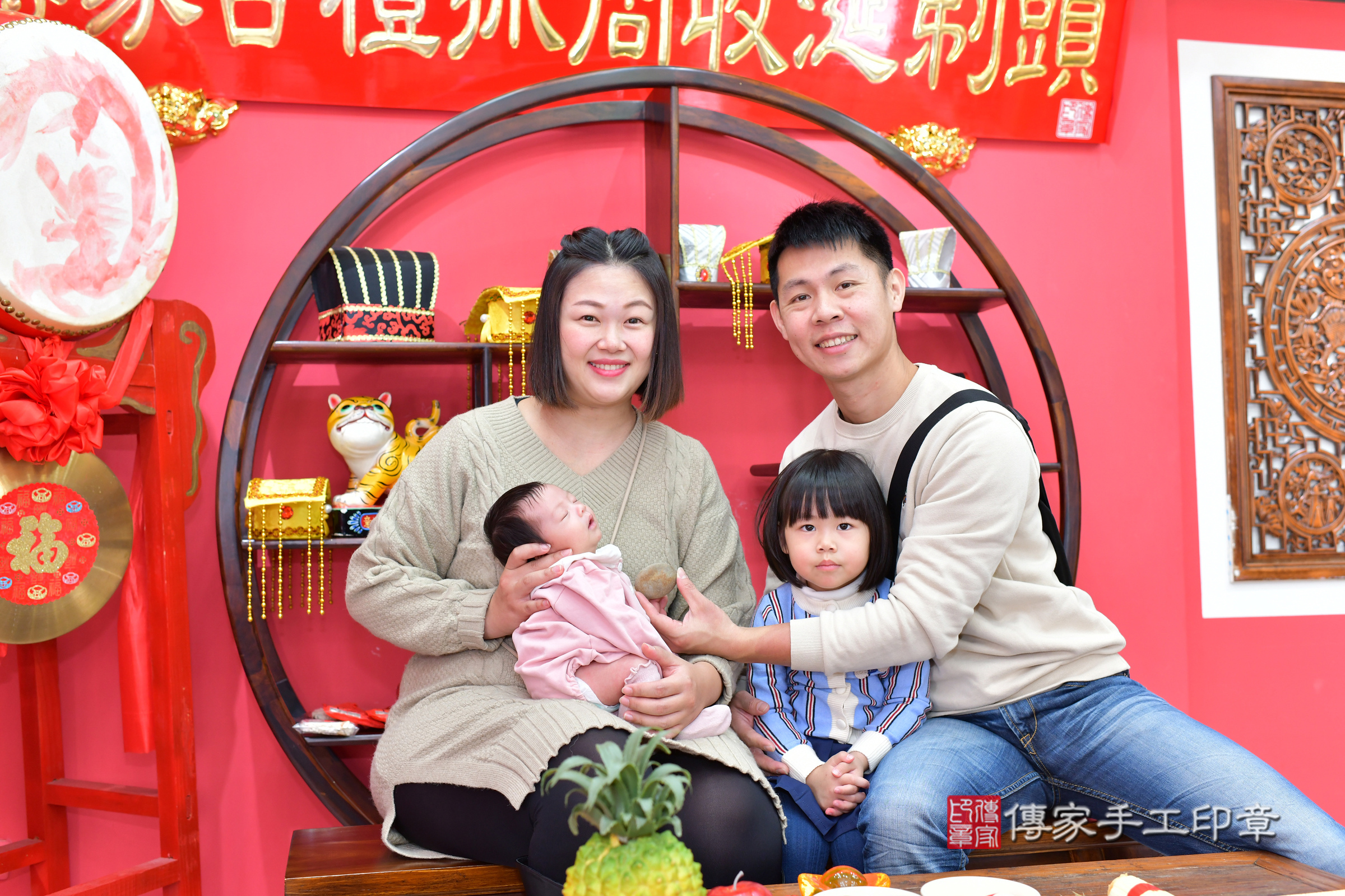 小瑜寶寶(台中市北區嬰兒寶寶滿月剃頭理髮、嬰兒剃胎毛儀式吉祥話)。中國風會場，爸媽寶貝穿「日中韓」古裝禮服。專業拍照、證書。★購買「臍帶章、肚臍章、胎毛筆刷印章」贈送：剃頭、收涎、抓周，三選一。2025.1.11，照片15