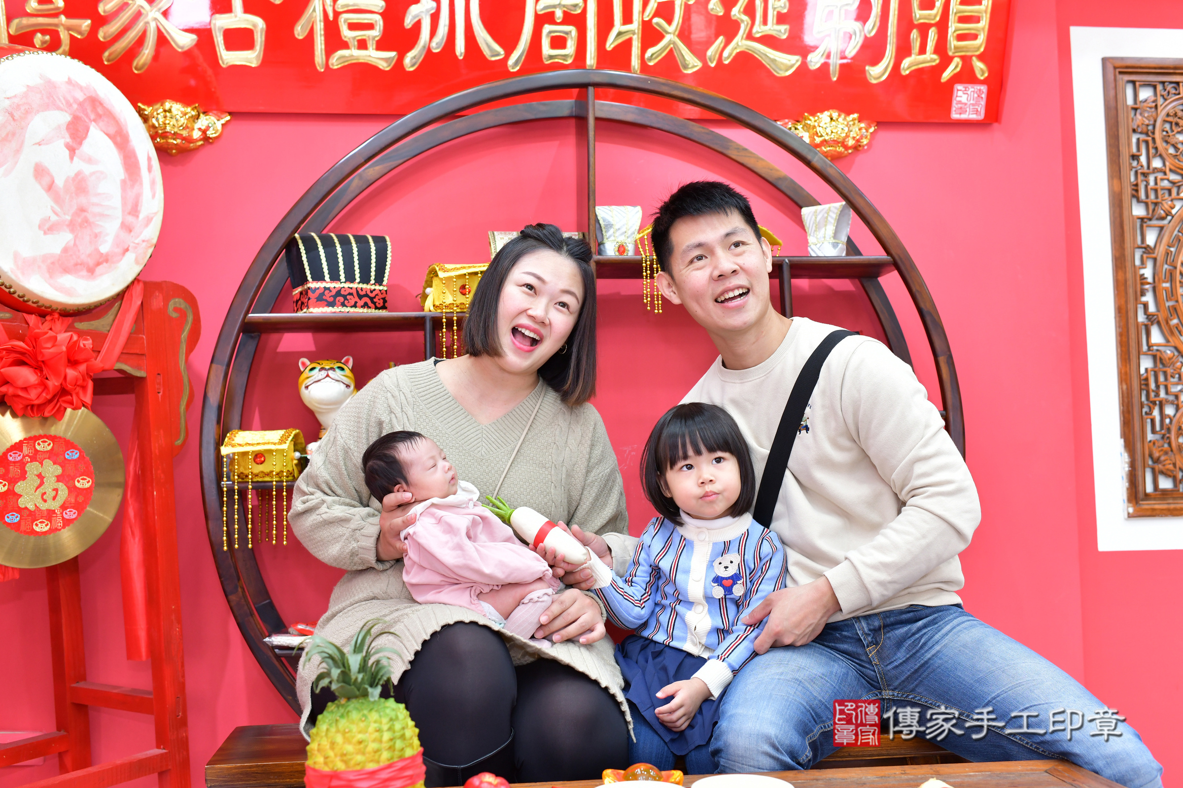 小瑜寶寶(台中市北區嬰兒寶寶滿月剃頭理髮、嬰兒剃胎毛儀式吉祥話)。中國風會場，爸媽寶貝穿「日中韓」古裝禮服。專業拍照、證書。★購買「臍帶章、肚臍章、胎毛筆刷印章」贈送：剃頭、收涎、抓周，三選一。2025.1.11，照片18