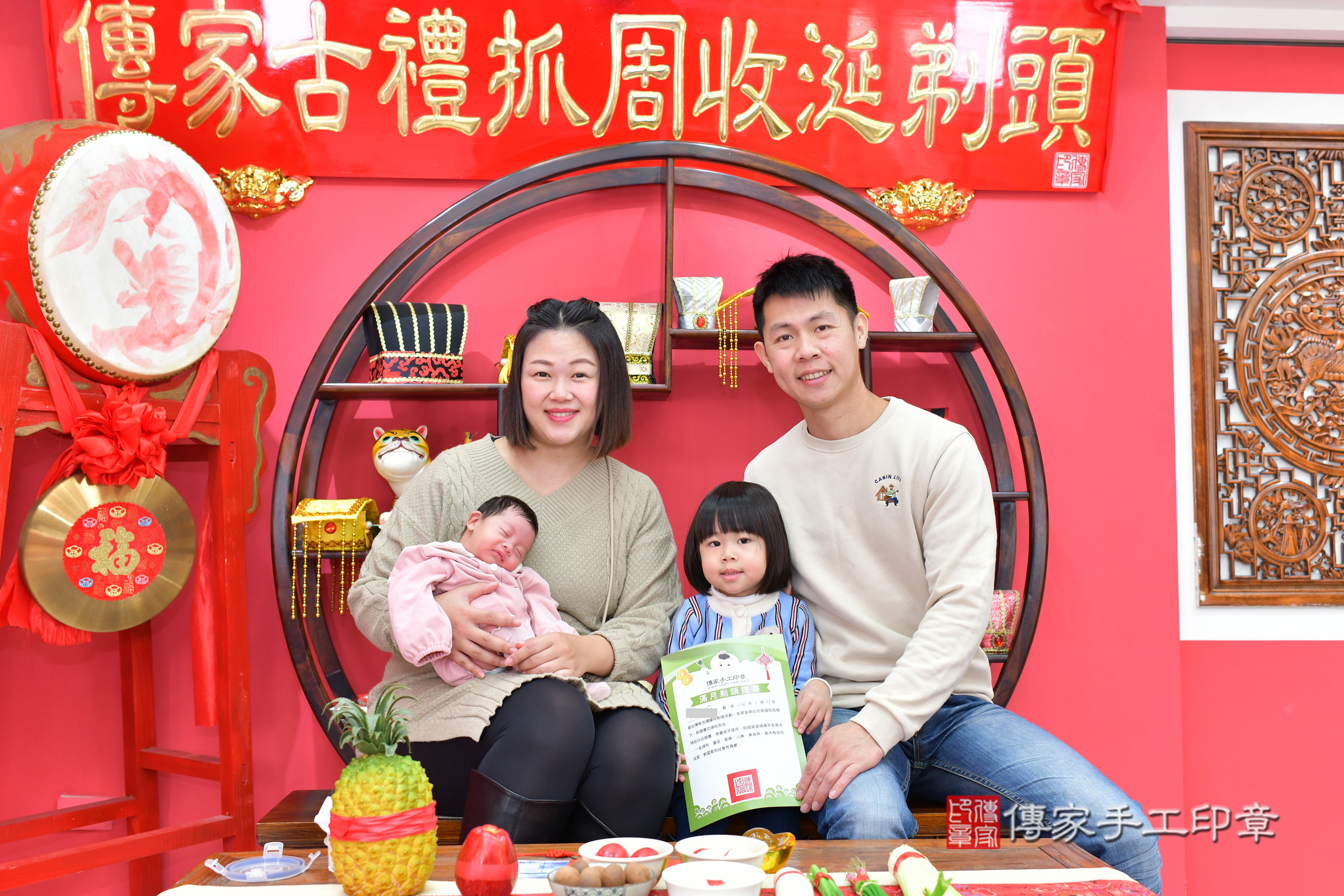 小瑜寶寶(台中市北區嬰兒寶寶滿月剃頭理髮、嬰兒剃胎毛儀式吉祥話)。中國風會場，爸媽寶貝穿「日中韓」古裝禮服。專業拍照、證書。★購買「臍帶章、肚臍章、胎毛筆刷印章」贈送：剃頭、收涎、抓周，三選一。2025.1.11，照片21