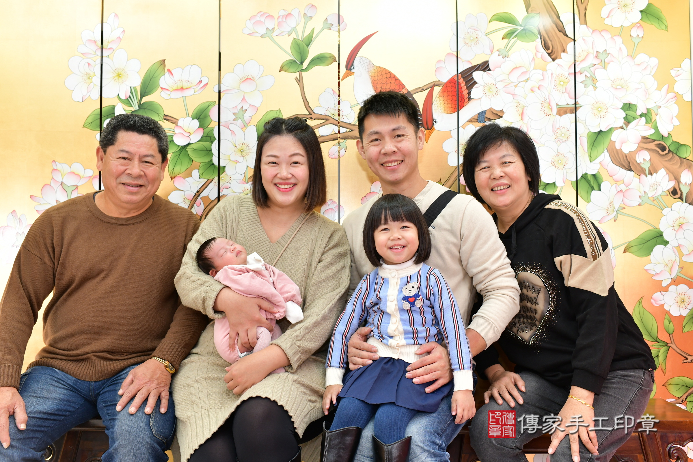小瑜寶寶(台中市北區嬰兒寶寶滿月剃頭理髮、嬰兒剃胎毛儀式吉祥話)。中國風會場，爸媽寶貝穿「日中韓」古裝禮服。專業拍照、證書。★購買「臍帶章、肚臍章、胎毛筆刷印章」贈送：剃頭、收涎、抓周，三選一。2025.1.11，照片8