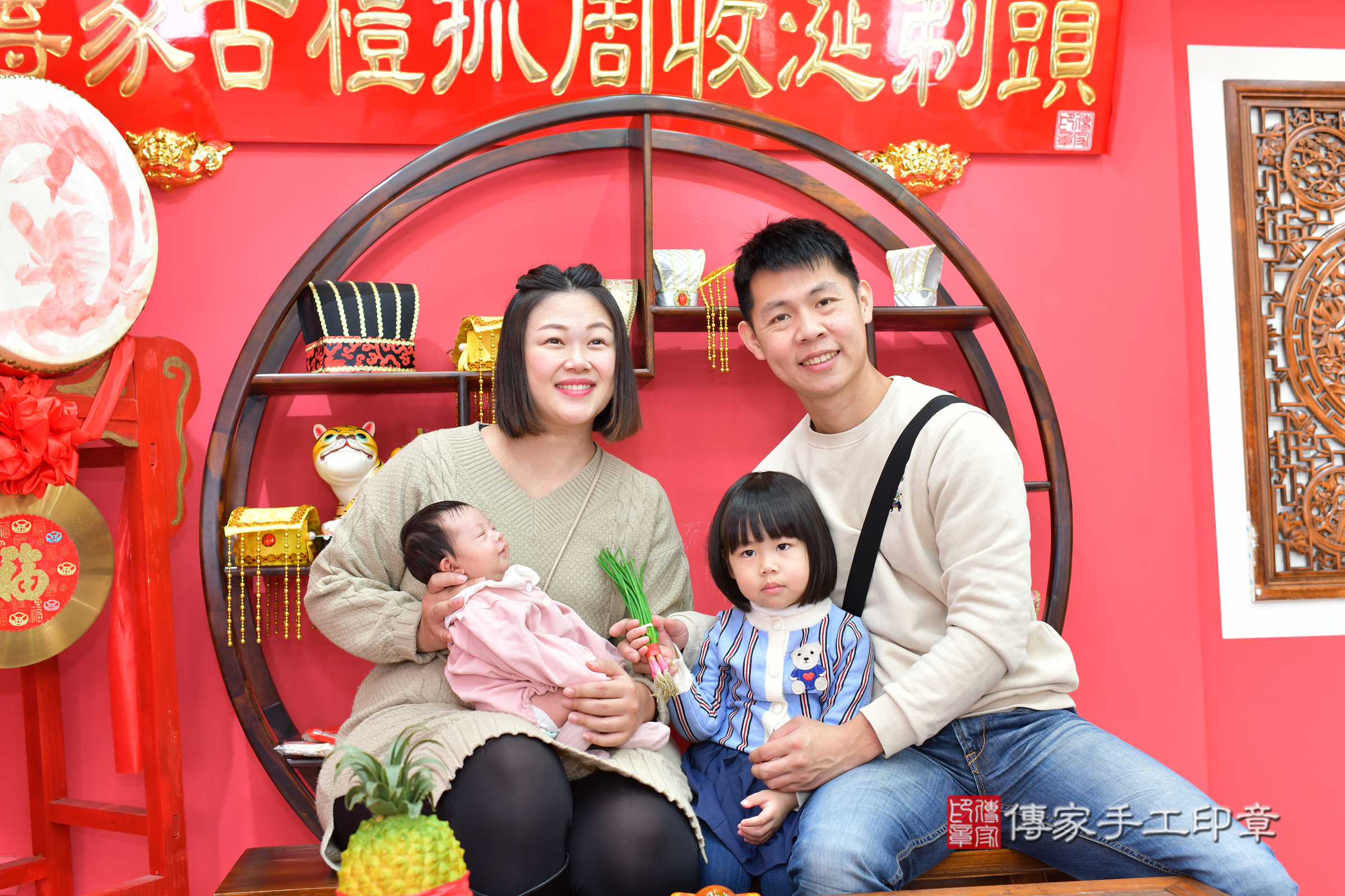 小瑜寶寶(台中市北區嬰兒寶寶滿月剃頭理髮、嬰兒剃胎毛儀式吉祥話)。中國風會場，爸媽寶貝穿「日中韓」古裝禮服。專業拍照、證書。★購買「臍帶章、肚臍章、胎毛筆刷印章」贈送：剃頭、收涎、抓周，三選一。2025.1.11，照片17