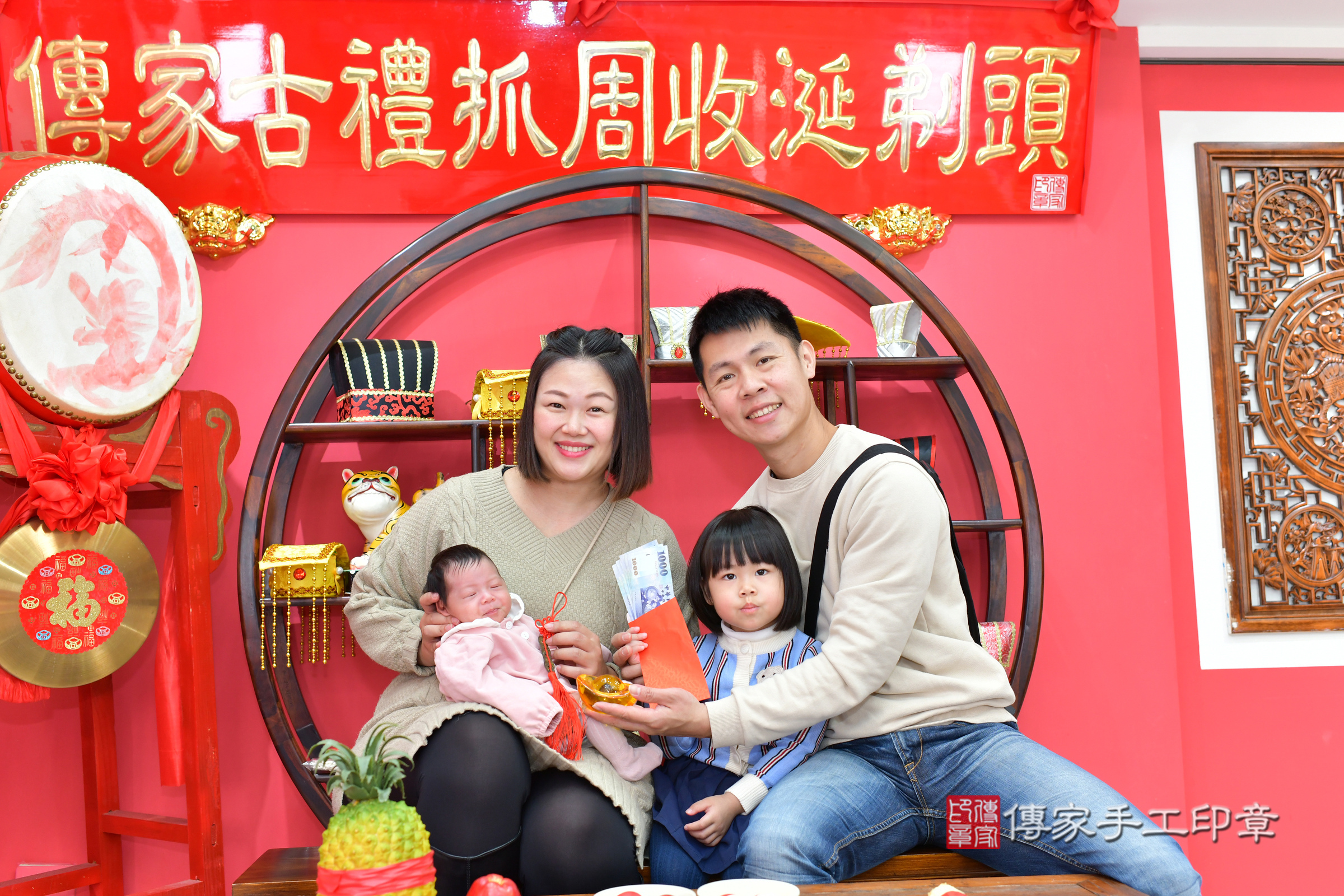 小瑜寶寶(台中市北區嬰兒寶寶滿月剃頭理髮、嬰兒剃胎毛儀式吉祥話)。中國風會場，爸媽寶貝穿「日中韓」古裝禮服。專業拍照、證書。★購買「臍帶章、肚臍章、胎毛筆刷印章」贈送：剃頭、收涎、抓周，三選一。2025.1.11，照片19