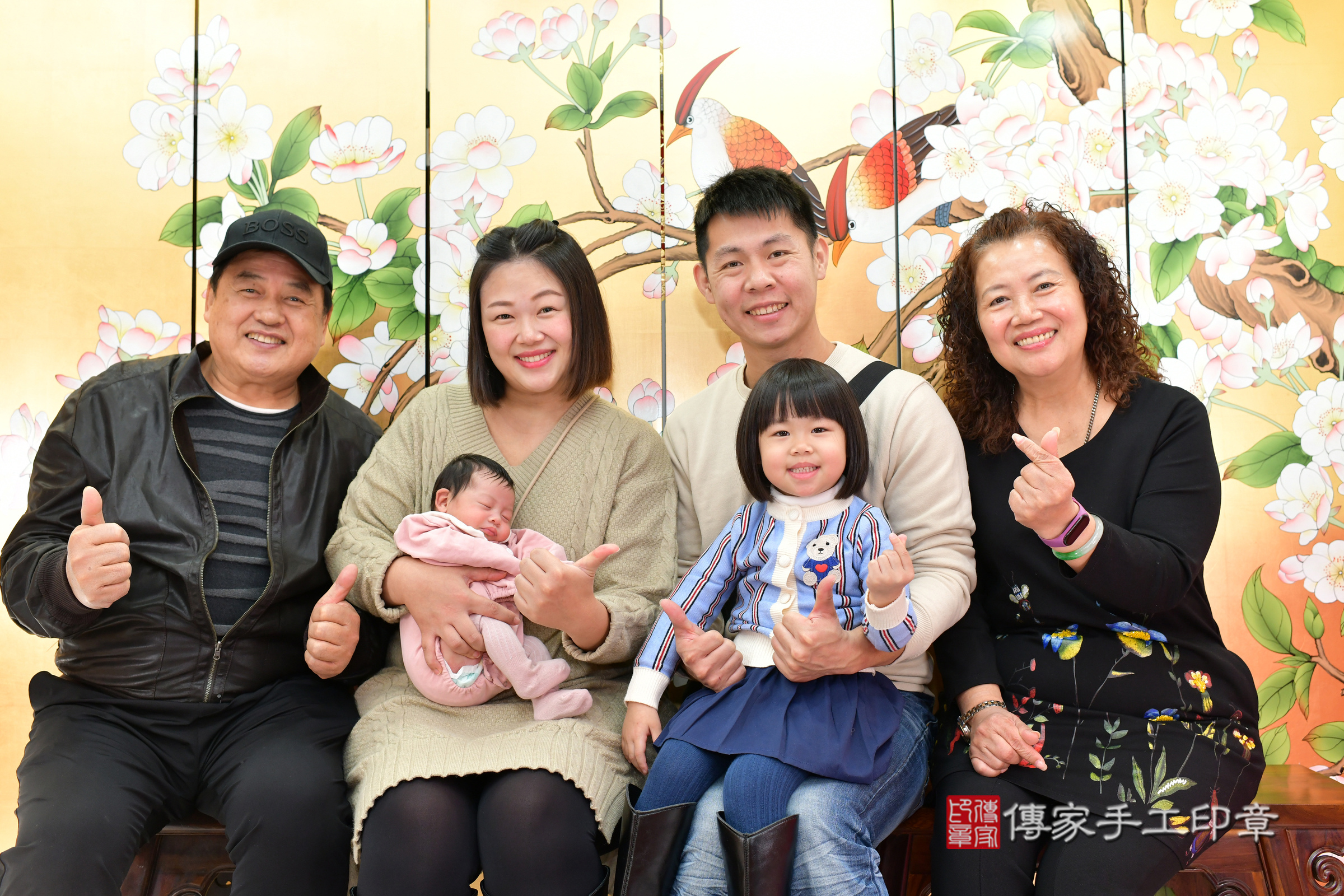 小瑜寶寶(台中市北區嬰兒寶寶滿月剃頭理髮、嬰兒剃胎毛儀式吉祥話)。中國風會場，爸媽寶貝穿「日中韓」古裝禮服。專業拍照、證書。★購買「臍帶章、肚臍章、胎毛筆刷印章」贈送：剃頭、收涎、抓周，三選一。2025.1.11，照片9