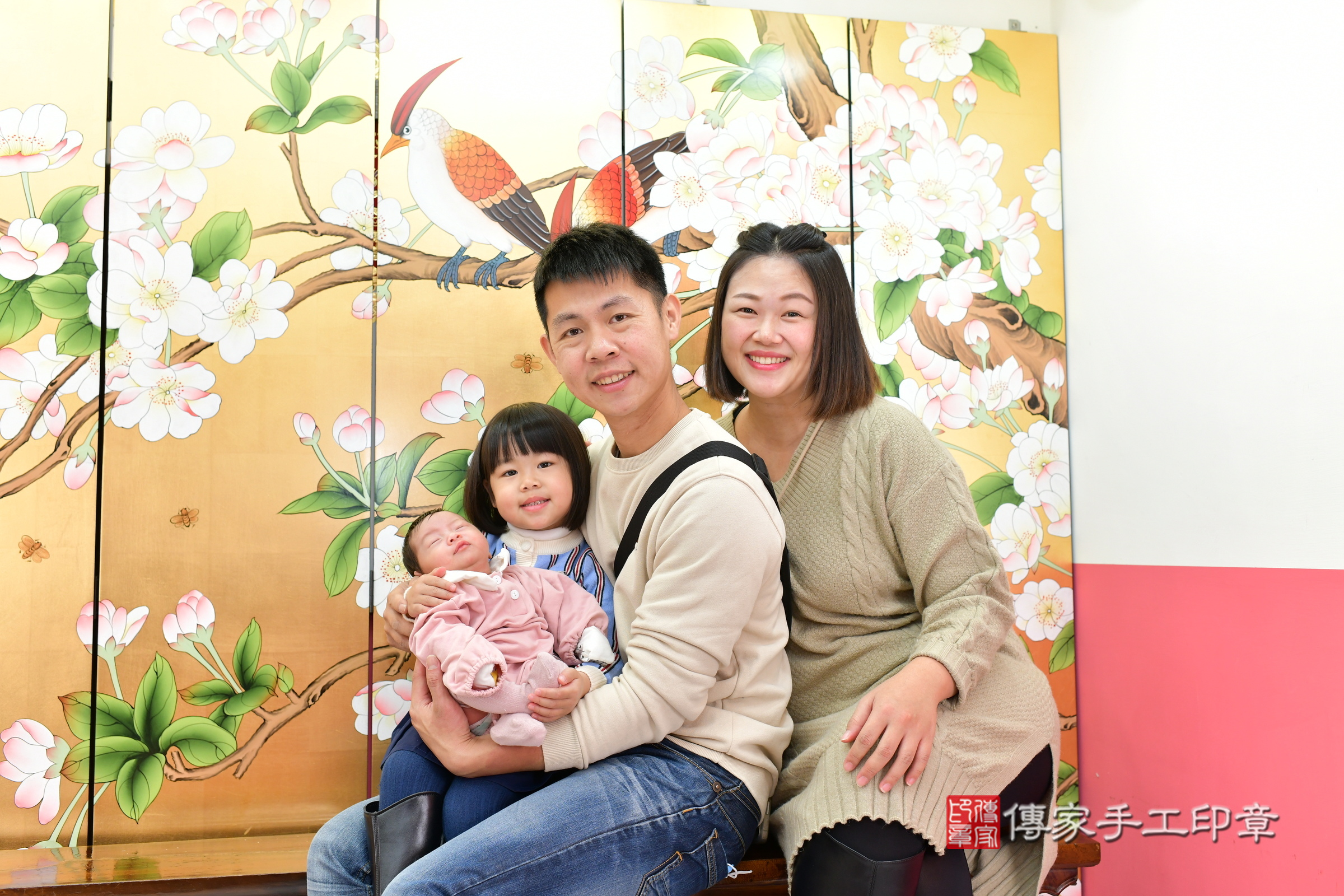 小瑜寶寶(台中市北區嬰兒寶寶滿月剃頭理髮、嬰兒剃胎毛儀式吉祥話)。中國風會場，爸媽寶貝穿「日中韓」古裝禮服。專業拍照、證書。★購買「臍帶章、肚臍章、胎毛筆刷印章」贈送：剃頭、收涎、抓周，三選一。2025.1.11，照片4
