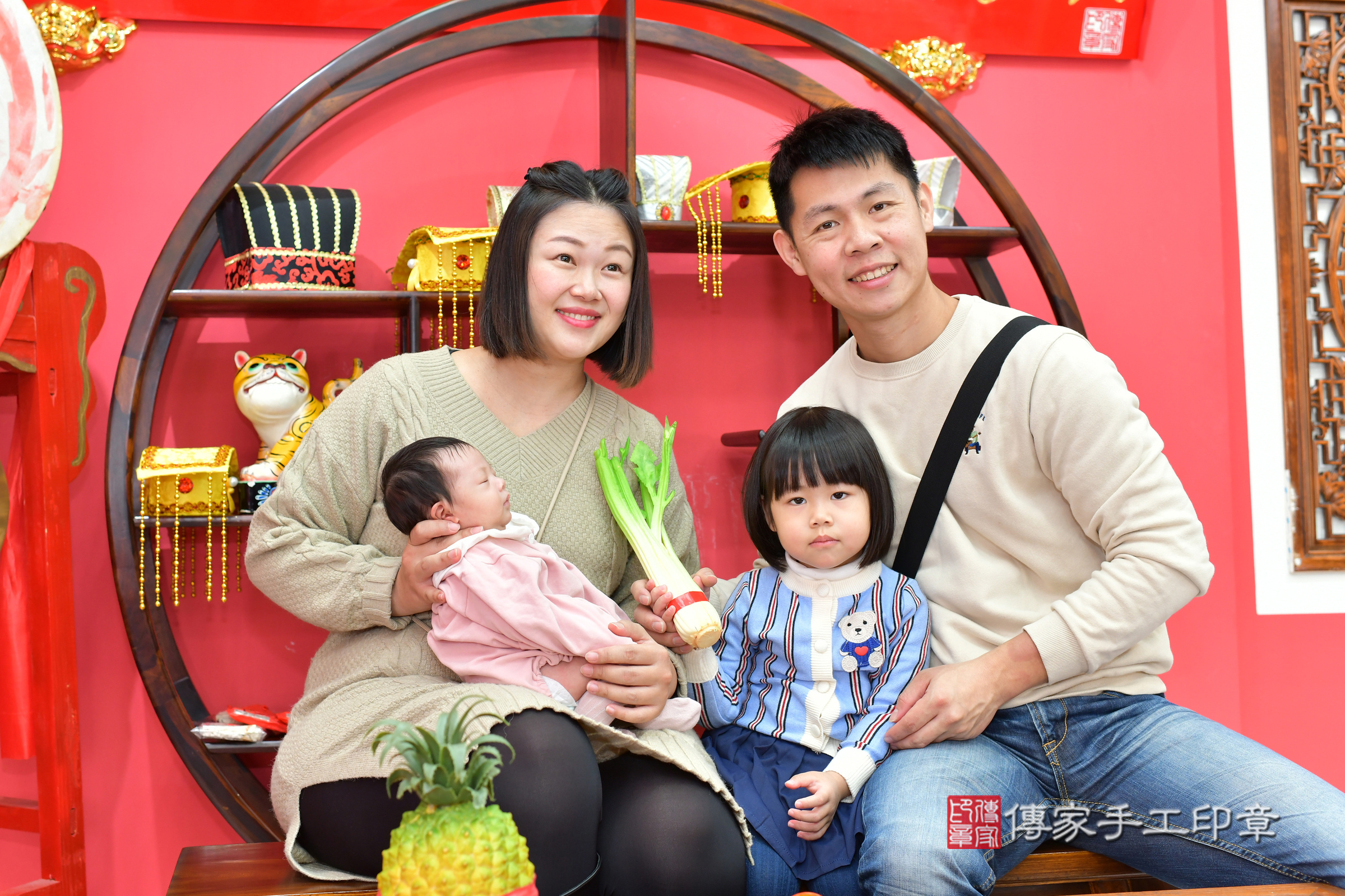 小瑜寶寶(台中市北區嬰兒寶寶滿月剃頭理髮、嬰兒剃胎毛儀式吉祥話)。中國風會場，爸媽寶貝穿「日中韓」古裝禮服。專業拍照、證書。★購買「臍帶章、肚臍章、胎毛筆刷印章」贈送：剃頭、收涎、抓周，三選一。2025.1.11，照片16