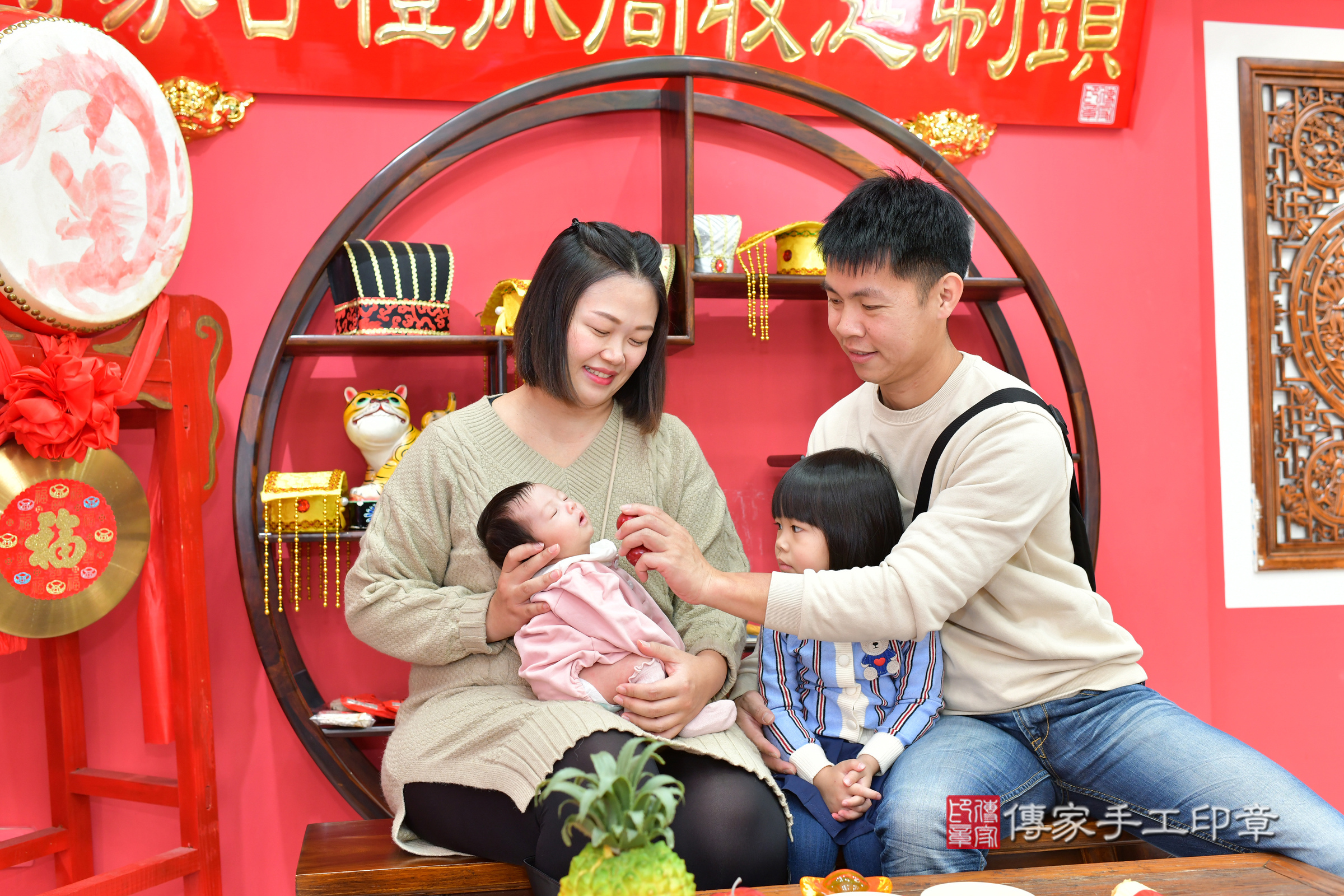 小瑜寶寶(台中市北區嬰兒寶寶滿月剃頭理髮、嬰兒剃胎毛儀式吉祥話)。中國風會場，爸媽寶貝穿「日中韓」古裝禮服。專業拍照、證書。★購買「臍帶章、肚臍章、胎毛筆刷印章」贈送：剃頭、收涎、抓周，三選一。2025.1.11，照片14