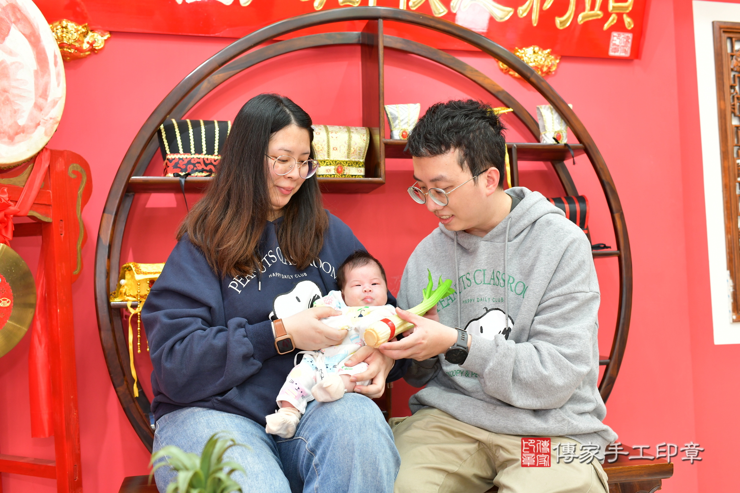 璇璇寶寶(台中市北區嬰兒寶寶滿月剃頭理髮、嬰兒剃胎毛儀式吉祥話)。中國風會場，爸媽寶貝穿「日中韓」古裝禮服。專業拍照、證書。★購買「臍帶章、肚臍章、胎毛筆刷印章」贈送：剃頭、收涎、抓周，三選一。2025.1.19，照片12