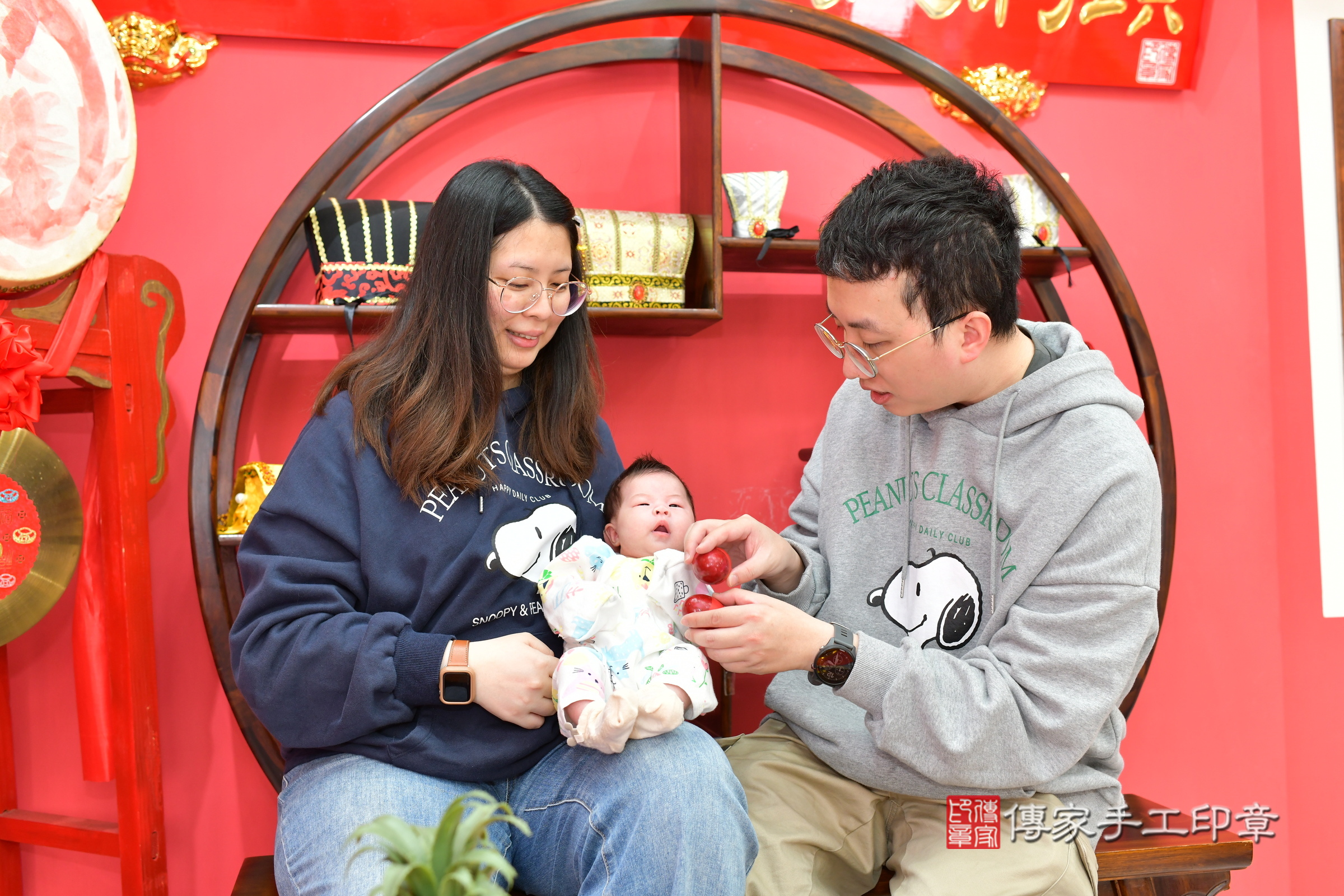 璇璇寶寶(台中市北區嬰兒寶寶滿月剃頭理髮、嬰兒剃胎毛儀式吉祥話)。中國風會場，爸媽寶貝穿「日中韓」古裝禮服。專業拍照、證書。★購買「臍帶章、肚臍章、胎毛筆刷印章」贈送：剃頭、收涎、抓周，三選一。2025.1.19，照片8