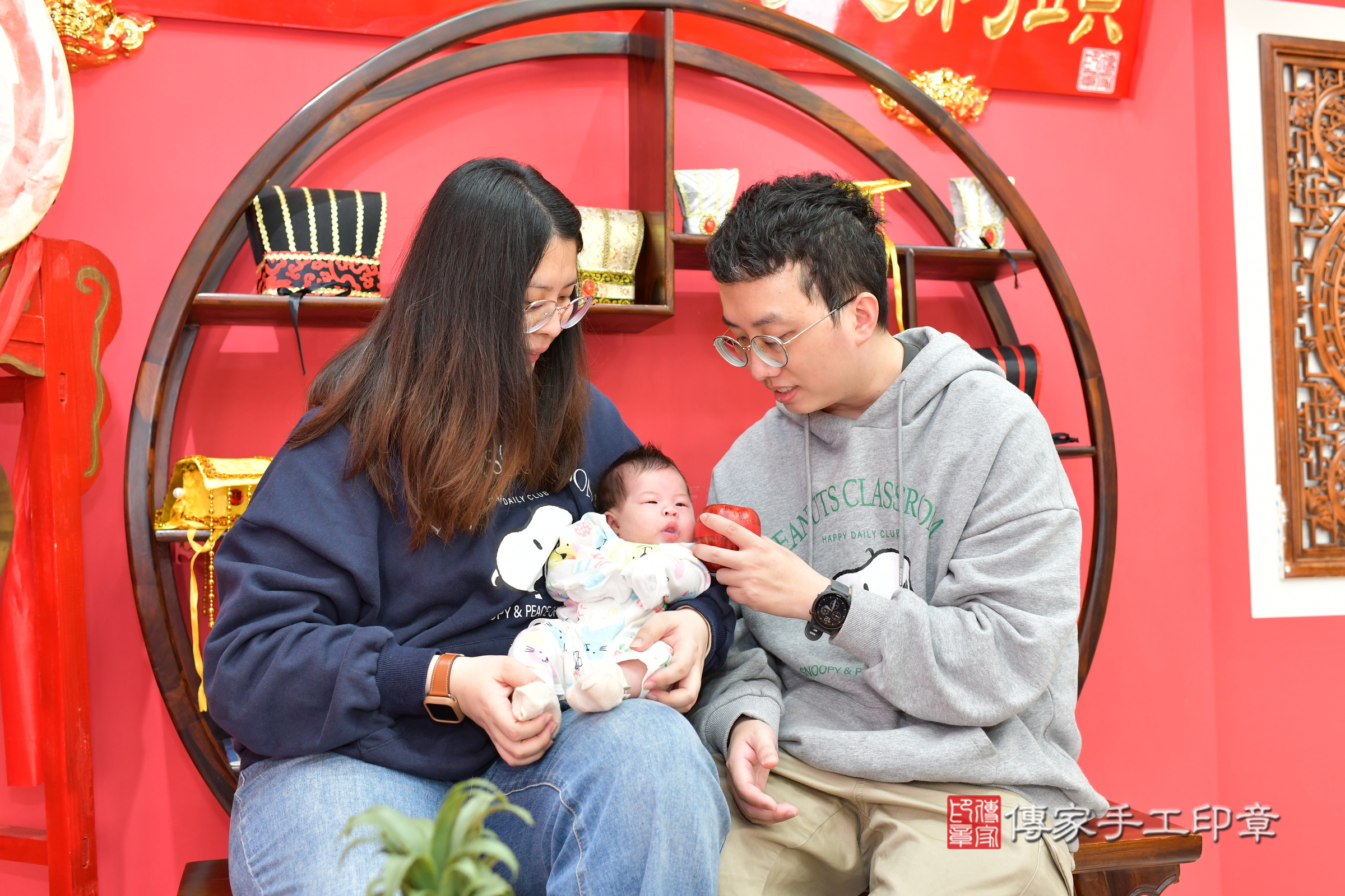 璇璇寶寶(台中市北區嬰兒寶寶滿月剃頭理髮、嬰兒剃胎毛儀式吉祥話)。中國風會場，爸媽寶貝穿「日中韓」古裝禮服。專業拍照、證書。★購買「臍帶章、肚臍章、胎毛筆刷印章」贈送：剃頭、收涎、抓周，三選一。2025.1.19，照片10