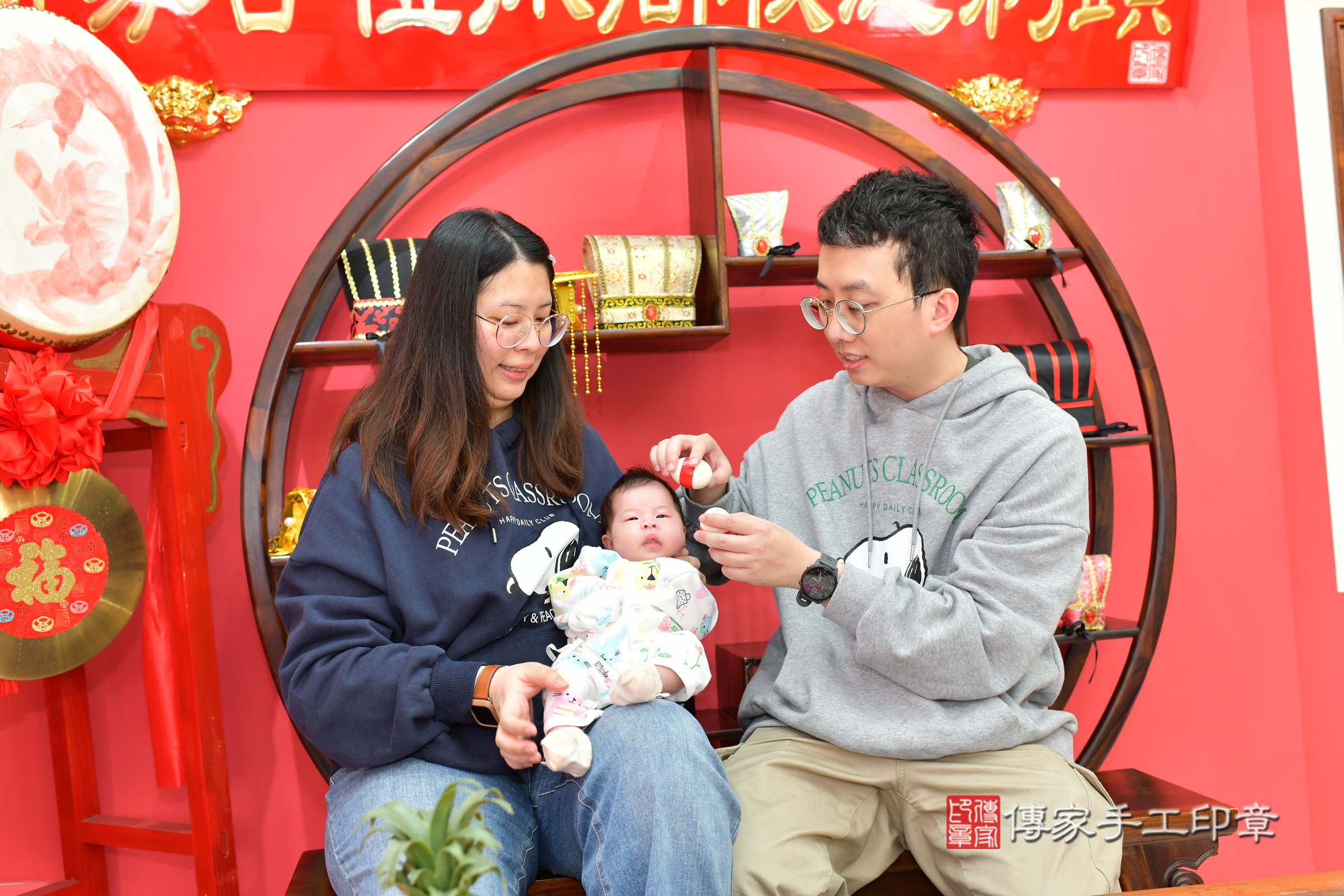 璇璇寶寶(台中市北區嬰兒寶寶滿月剃頭理髮、嬰兒剃胎毛儀式吉祥話)。中國風會場，爸媽寶貝穿「日中韓」古裝禮服。專業拍照、證書。★購買「臍帶章、肚臍章、胎毛筆刷印章」贈送：剃頭、收涎、抓周，三選一。2025.1.19，照片7