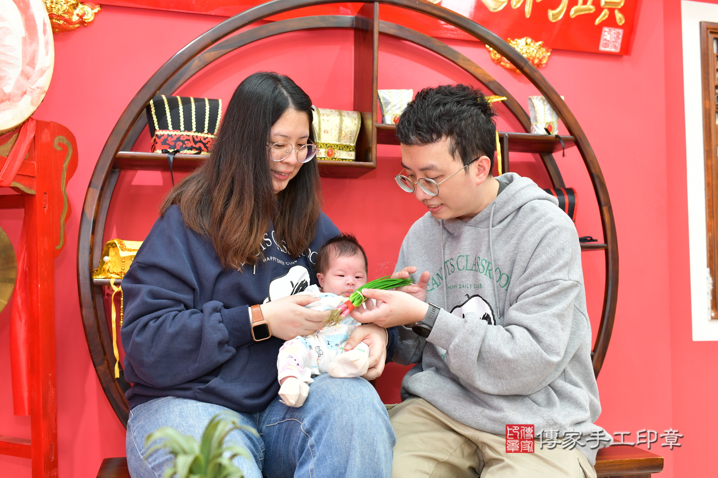 璇璇寶寶(台中市北區嬰兒寶寶滿月剃頭理髮、嬰兒剃胎毛儀式吉祥話)。中國風會場，爸媽寶貝穿「日中韓」古裝禮服。專業拍照、證書。★購買「臍帶章、肚臍章、胎毛筆刷印章」贈送：剃頭、收涎、抓周，三選一。2025.1.19，照片13