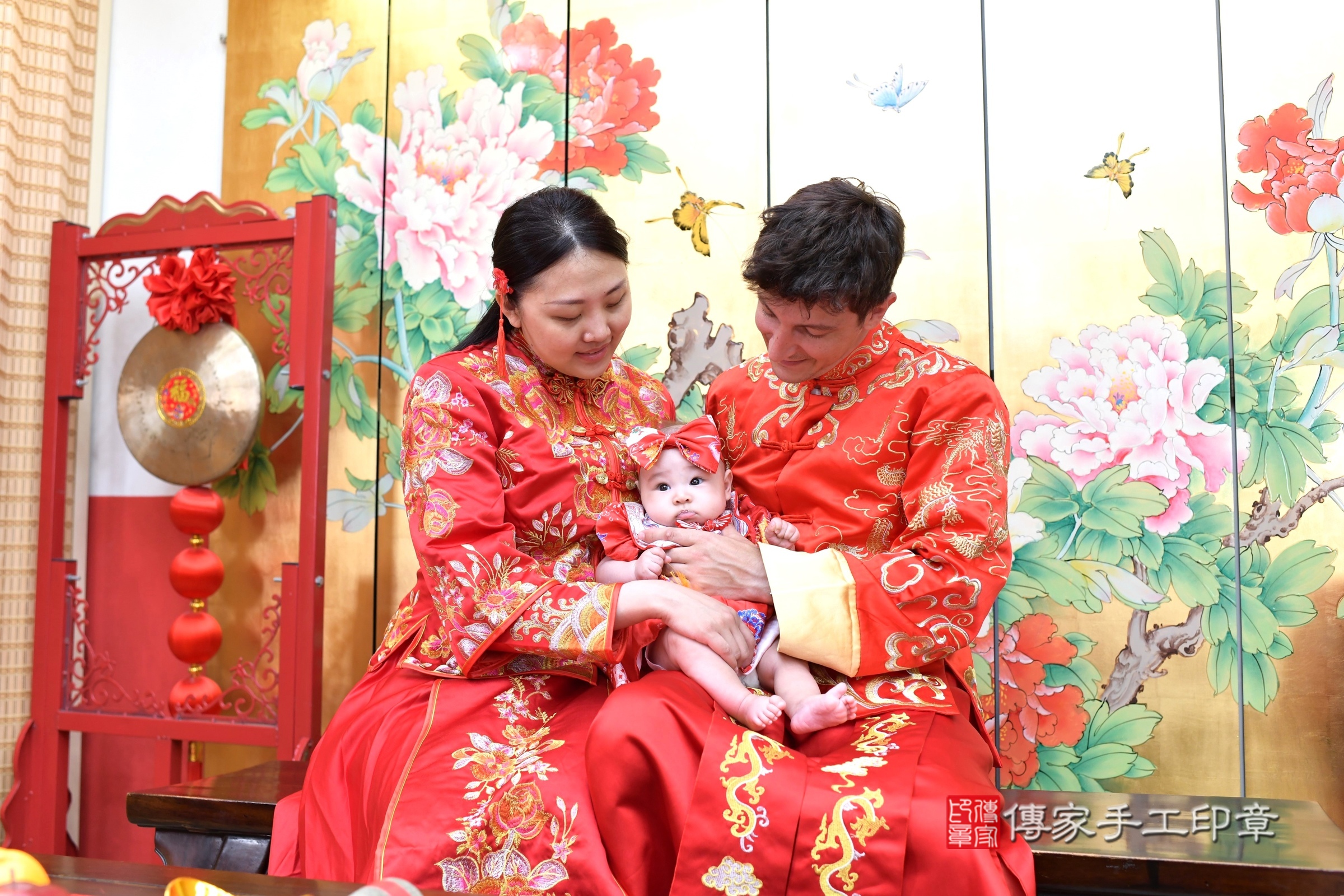 宸宸寶寶(台北市大同區嬰兒寶寶滿月剃頭理髮、嬰兒剃胎毛儀式吉祥話)。中國風會場，爸媽寶貝穿「日中韓」古裝禮服。專業拍照、證書。★購買「臍帶章、肚臍章、胎毛筆刷印章」贈送：剃頭、收涎、抓周，三選一。2025.5.9，照片2
