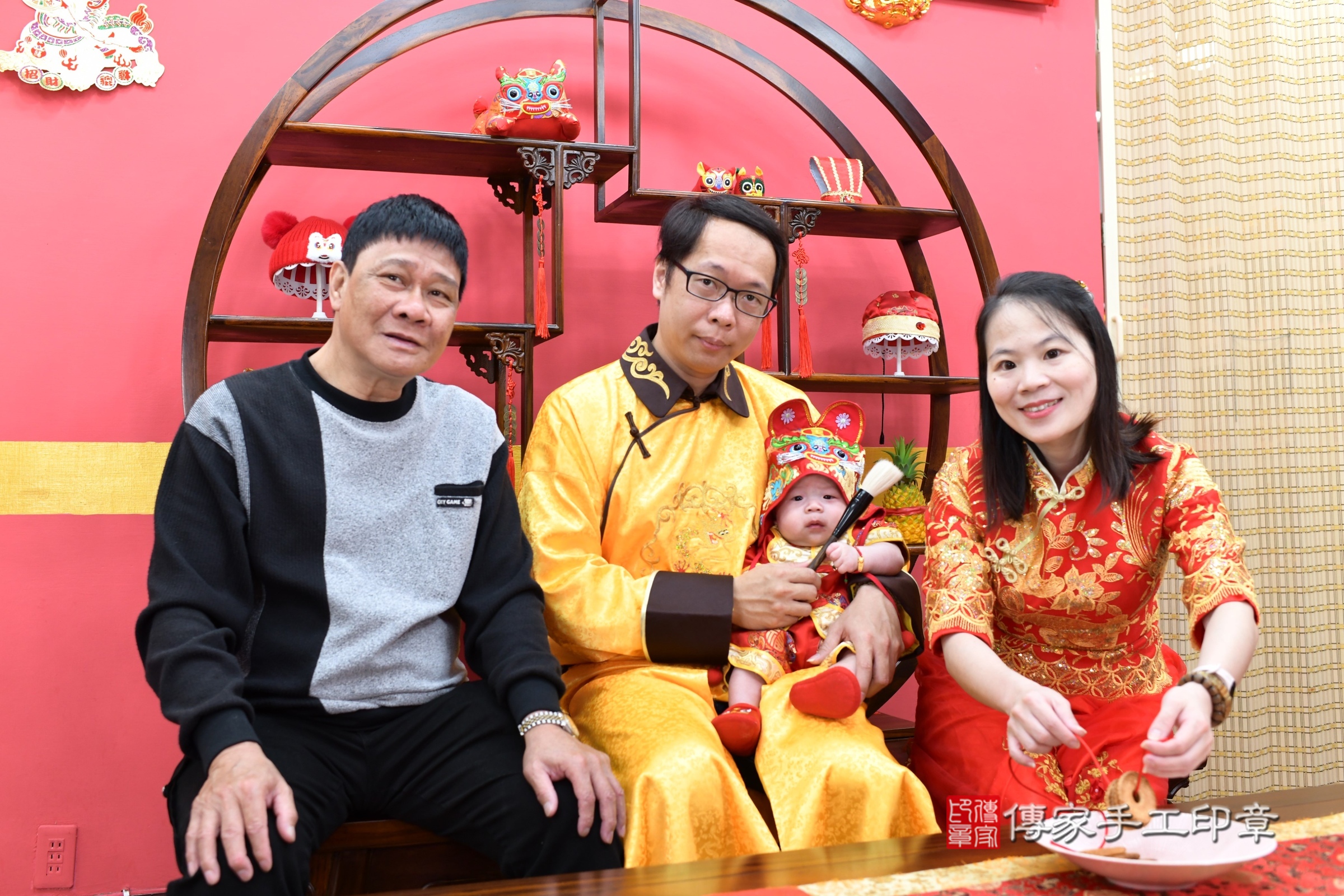 新北市永和區小瑔寶寶收涎推薦：傳家新北店收涎中國風會場，嬰兒古禮收涎收口水流程儀式、收涎吉祥話、收涎餅乾、收涎拍照。收涎證書。2025.5.7，照片5