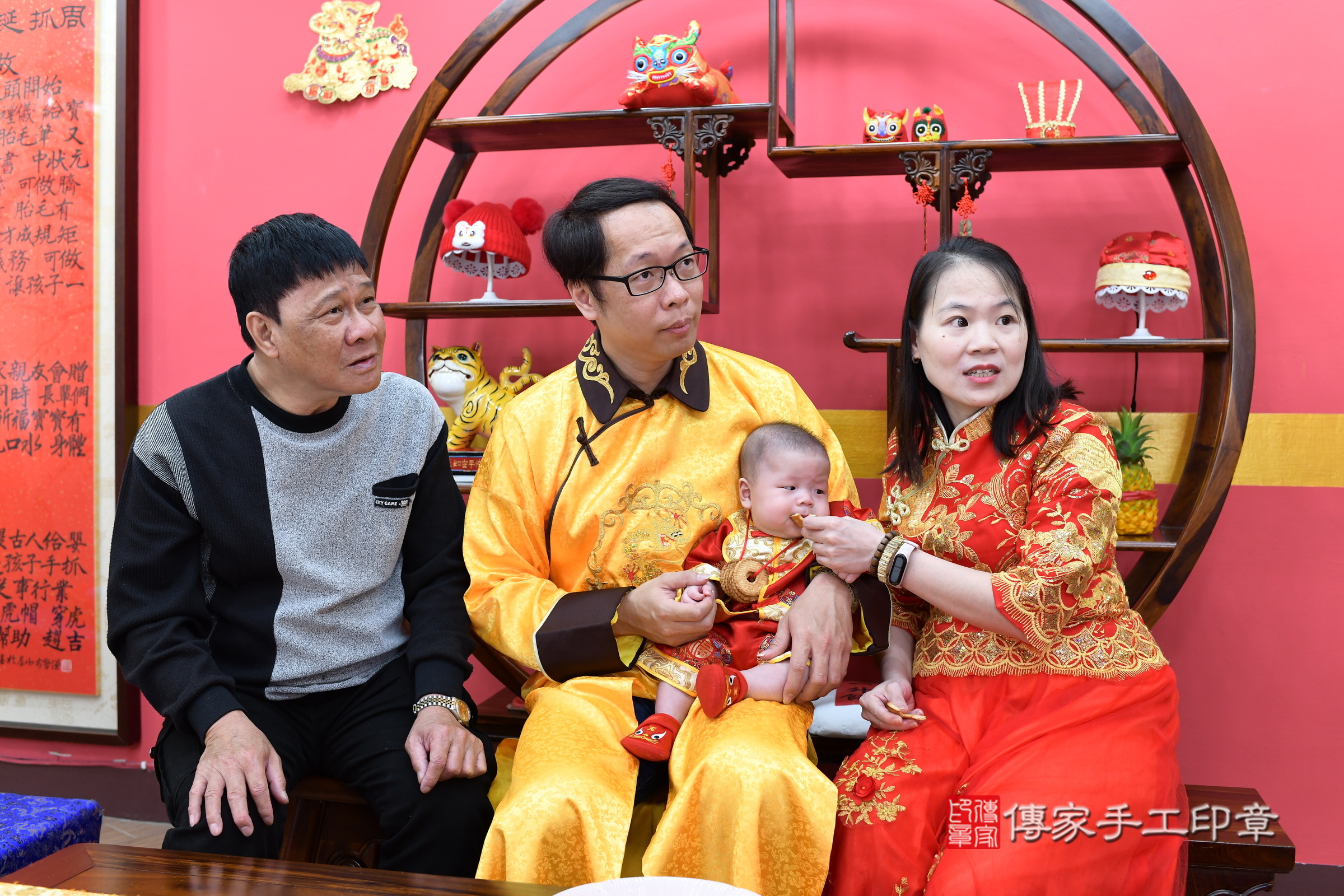 新北市永和區小瑔寶寶收涎推薦：傳家新北店收涎中國風會場，嬰兒古禮收涎收口水流程儀式、收涎吉祥話、收涎餅乾、收涎拍照。收涎證書。2025.5.7，照片9