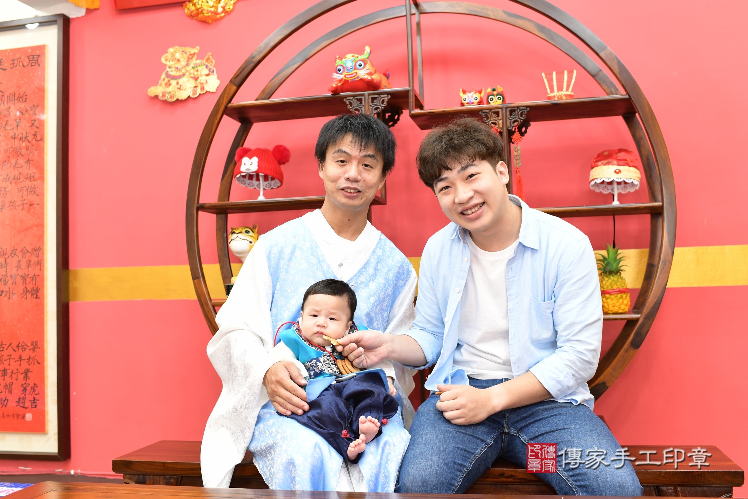 新北市永和區小誠寶寶收涎推薦：傳家新北店收涎中國風會場，嬰兒古禮收涎收口水流程儀式、收涎吉祥話、收涎餅乾、收涎拍照。收涎證書。2025.5.11，照片10