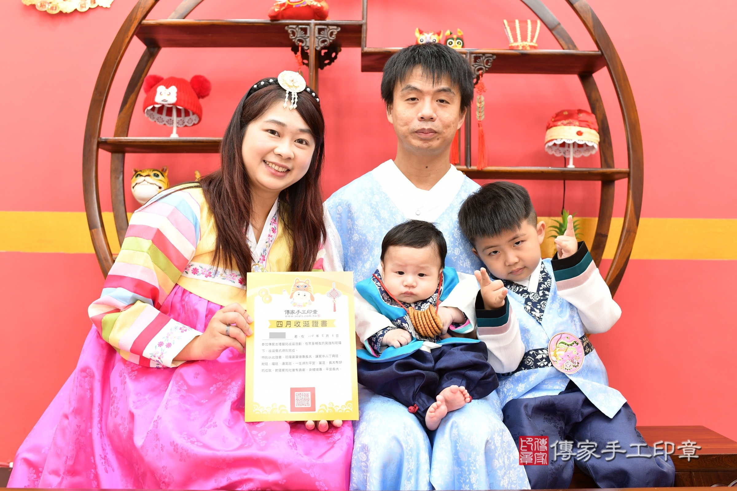 新北市永和區小誠寶寶收涎推薦：傳家新北店收涎中國風會場，嬰兒古禮收涎收口水流程儀式、收涎吉祥話、收涎餅乾、收涎拍照。收涎證書。2025.5.11，照片8