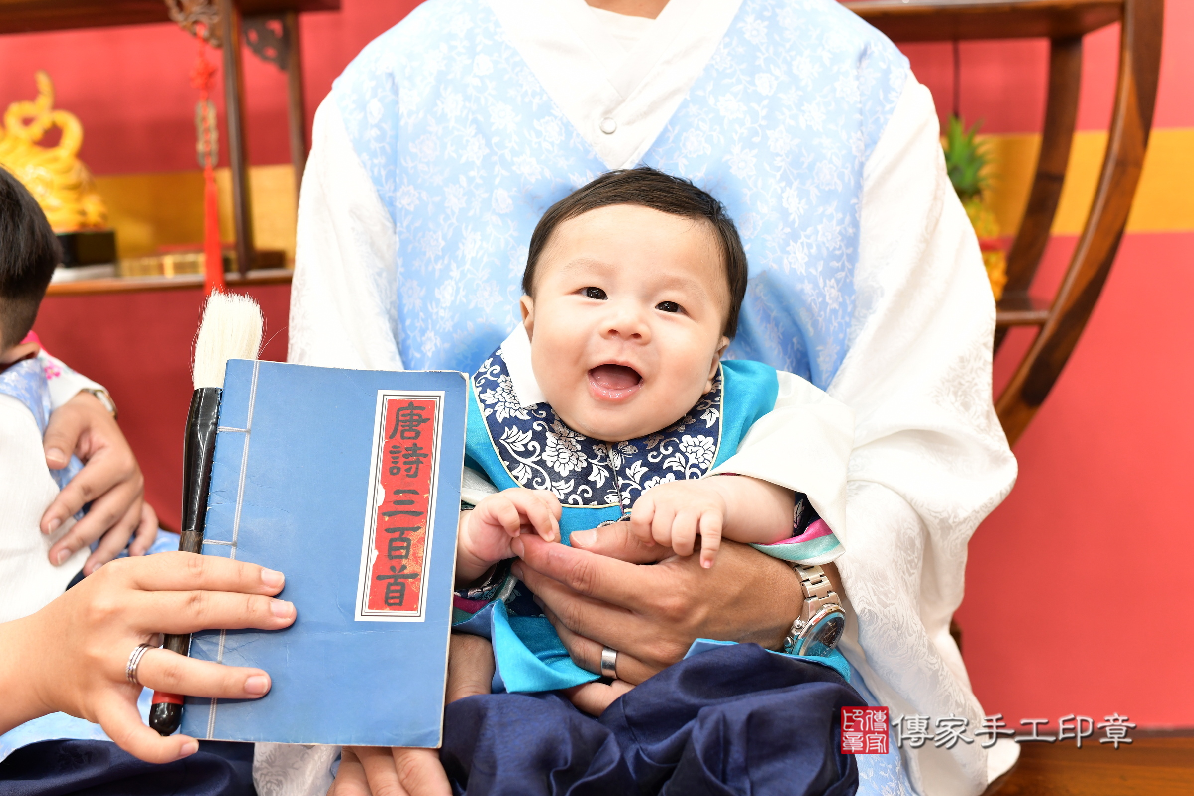 新北市永和區小誠寶寶收涎推薦：傳家新北店收涎中國風會場，嬰兒古禮收涎收口水流程儀式、收涎吉祥話、收涎餅乾、收涎拍照。收涎證書。2025.5.11，照片5