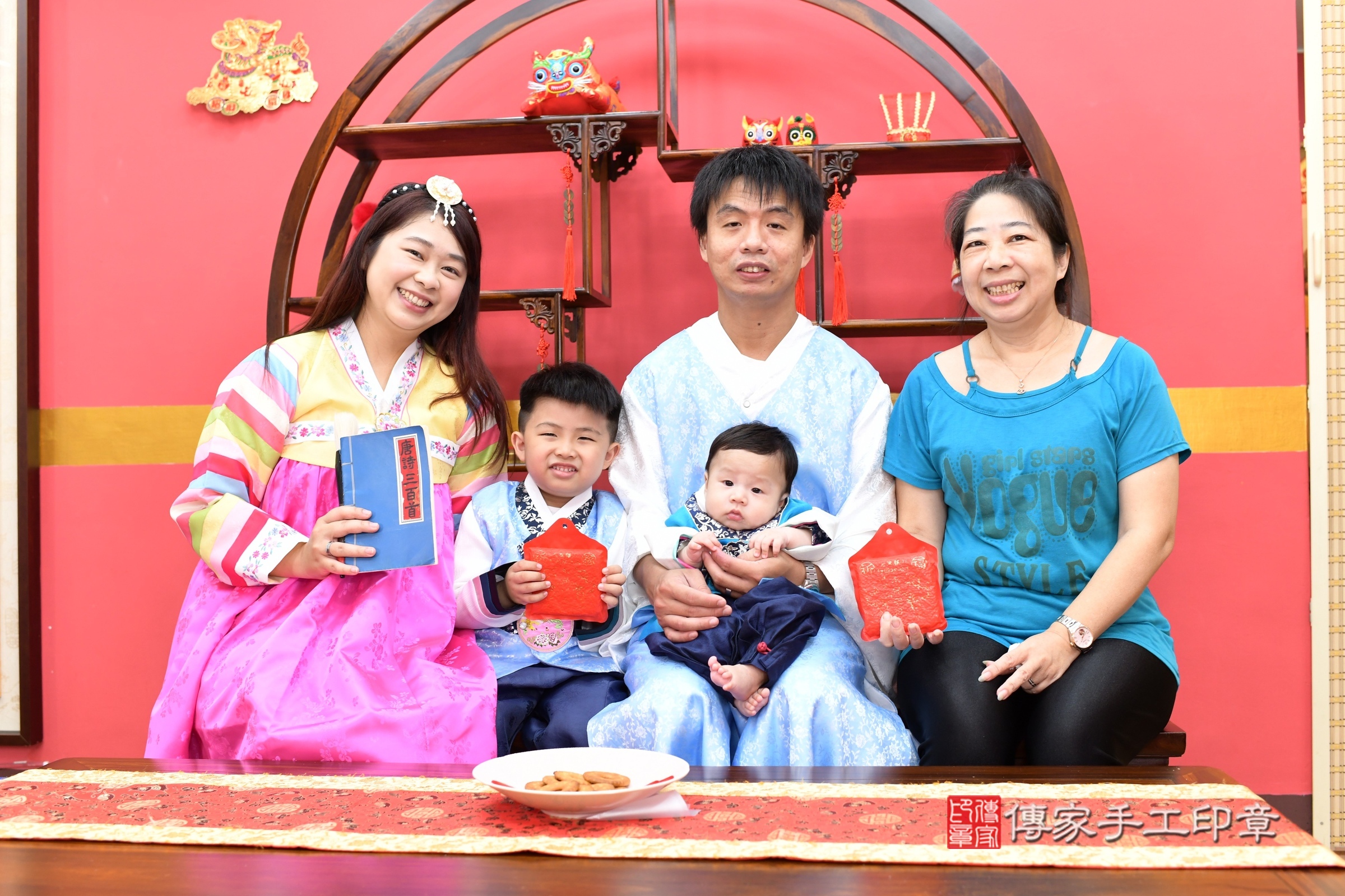 新北市永和區小誠寶寶收涎推薦：傳家新北店收涎中國風會場，嬰兒古禮收涎收口水流程儀式、收涎吉祥話、收涎餅乾、收涎拍照。收涎證書。2025.5.11，照片6