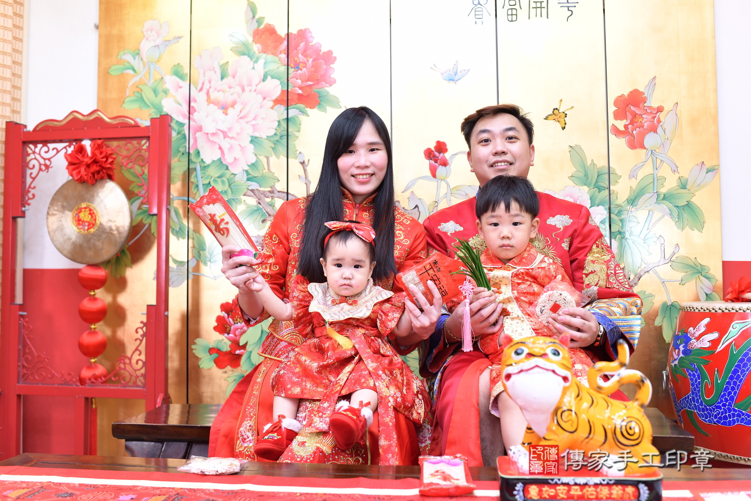 新北市永和區汝汝寶寶抓周推薦：傳家新北店抓周度脺中國風會場，嬰兒古禮抓周流程儀式吉祥話、抓周道具物品24種、拍照。抓周證書。2025.5.14，照片12