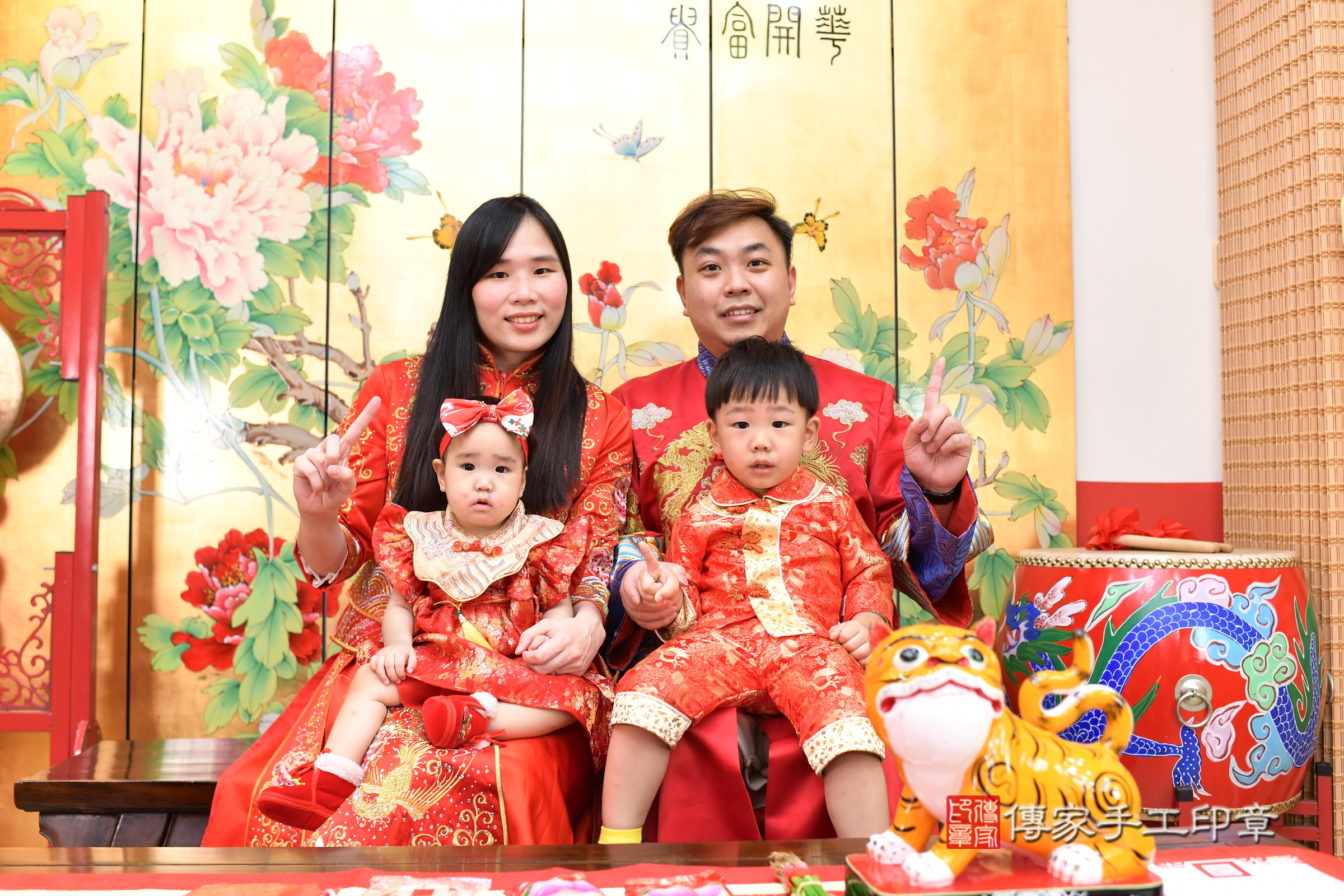 新北市永和區汝汝寶寶抓周推薦：傳家新北店抓周度脺中國風會場，嬰兒古禮抓周流程儀式吉祥話、抓周道具物品24種、拍照。抓周證書。2025.5.14，照片2