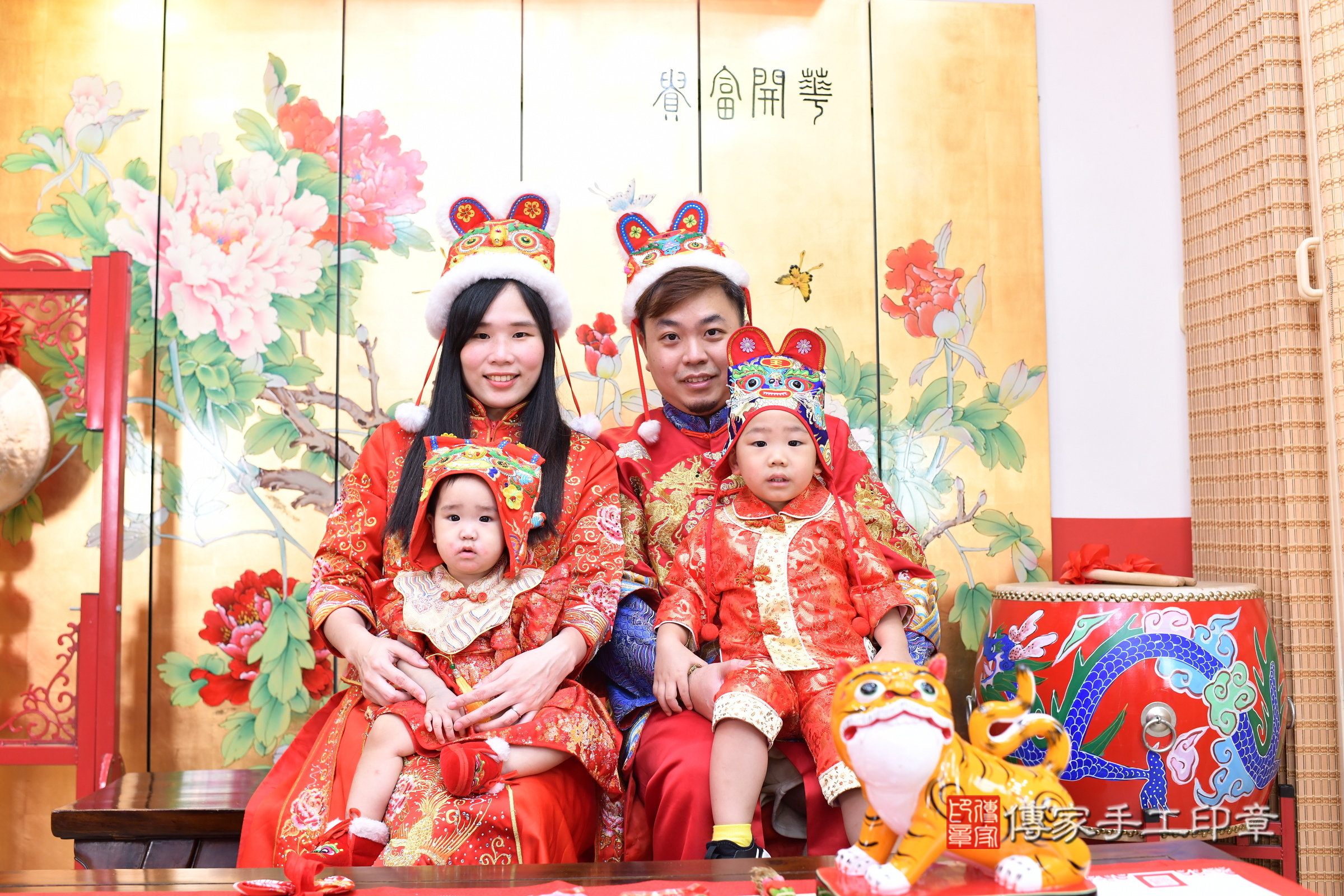 新北市永和區汝汝寶寶抓周推薦：傳家新北店抓周度脺中國風會場，嬰兒古禮抓周流程儀式吉祥話、抓周道具物品24種、拍照。抓周證書。2025.5.14，照片3