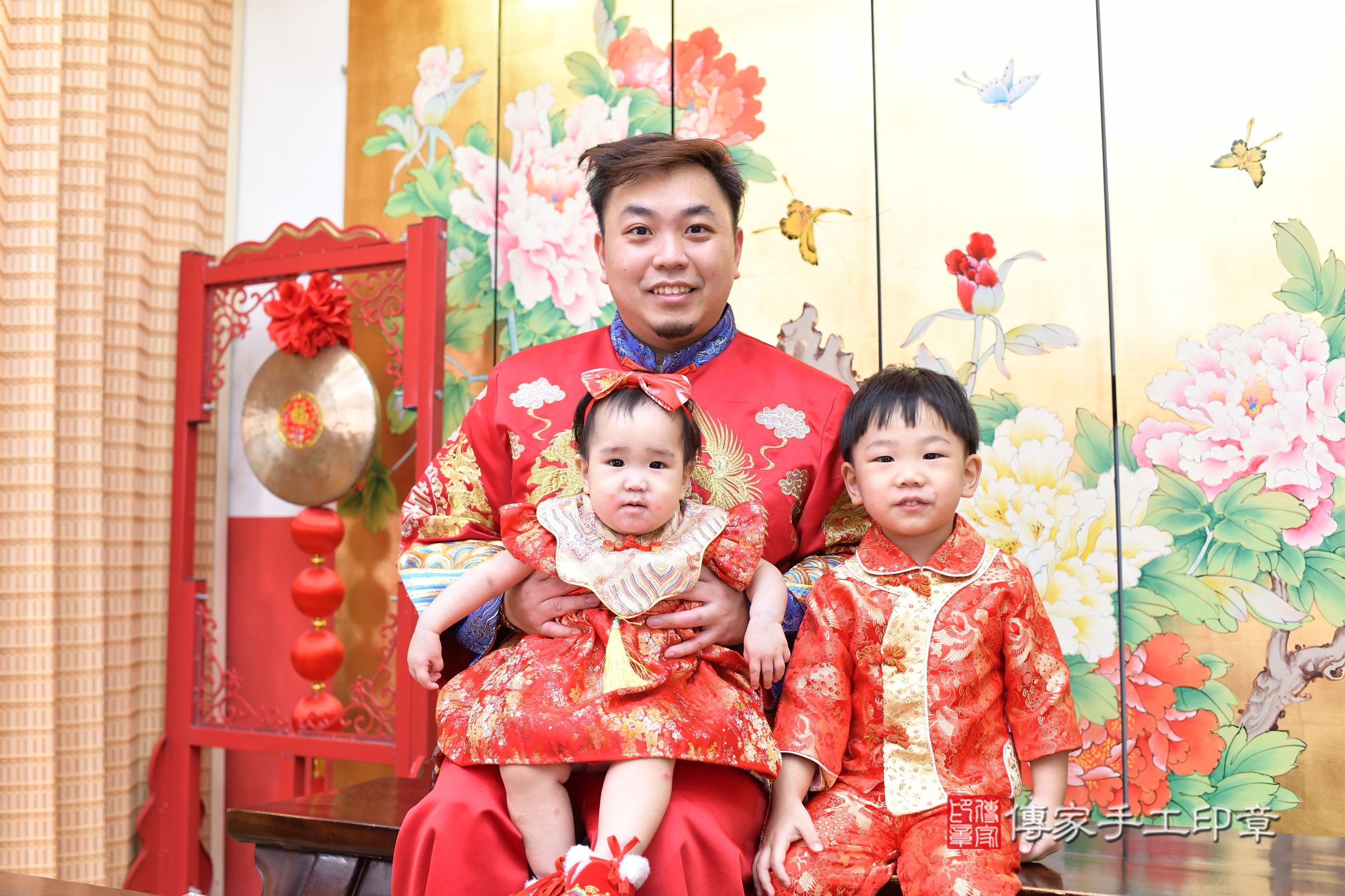 新北市永和區汝汝寶寶抓周推薦：傳家新北店抓周度脺中國風會場，嬰兒古禮抓周流程儀式吉祥話、抓周道具物品24種、拍照。抓周證書。2025.5.14，照片5