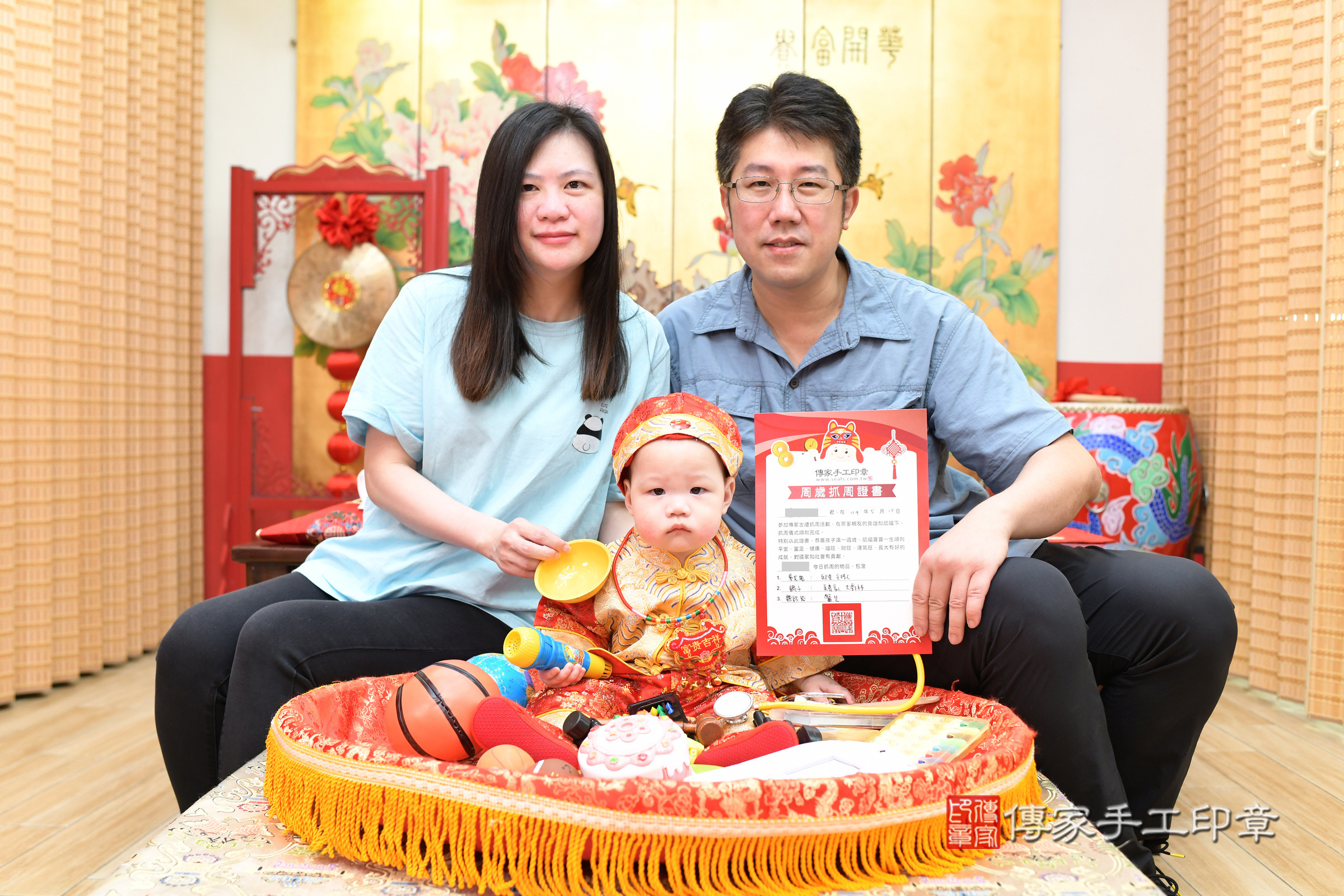 台北市大同區小瑔寶寶抓周推薦：傳家台北店抓周度脺中國風會場，嬰兒古禮抓周流程儀式吉祥話、抓周道具物品24種、拍照。抓周證書。2025.5.15，照片15