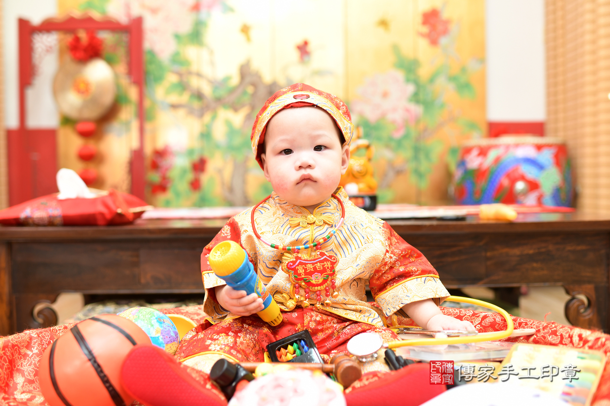 台北市大同區小瑔寶寶抓周推薦：傳家台北店抓周度脺中國風會場，嬰兒古禮抓周流程儀式吉祥話、抓周道具物品24種、拍照。抓周證書。2025.5.15，照片7