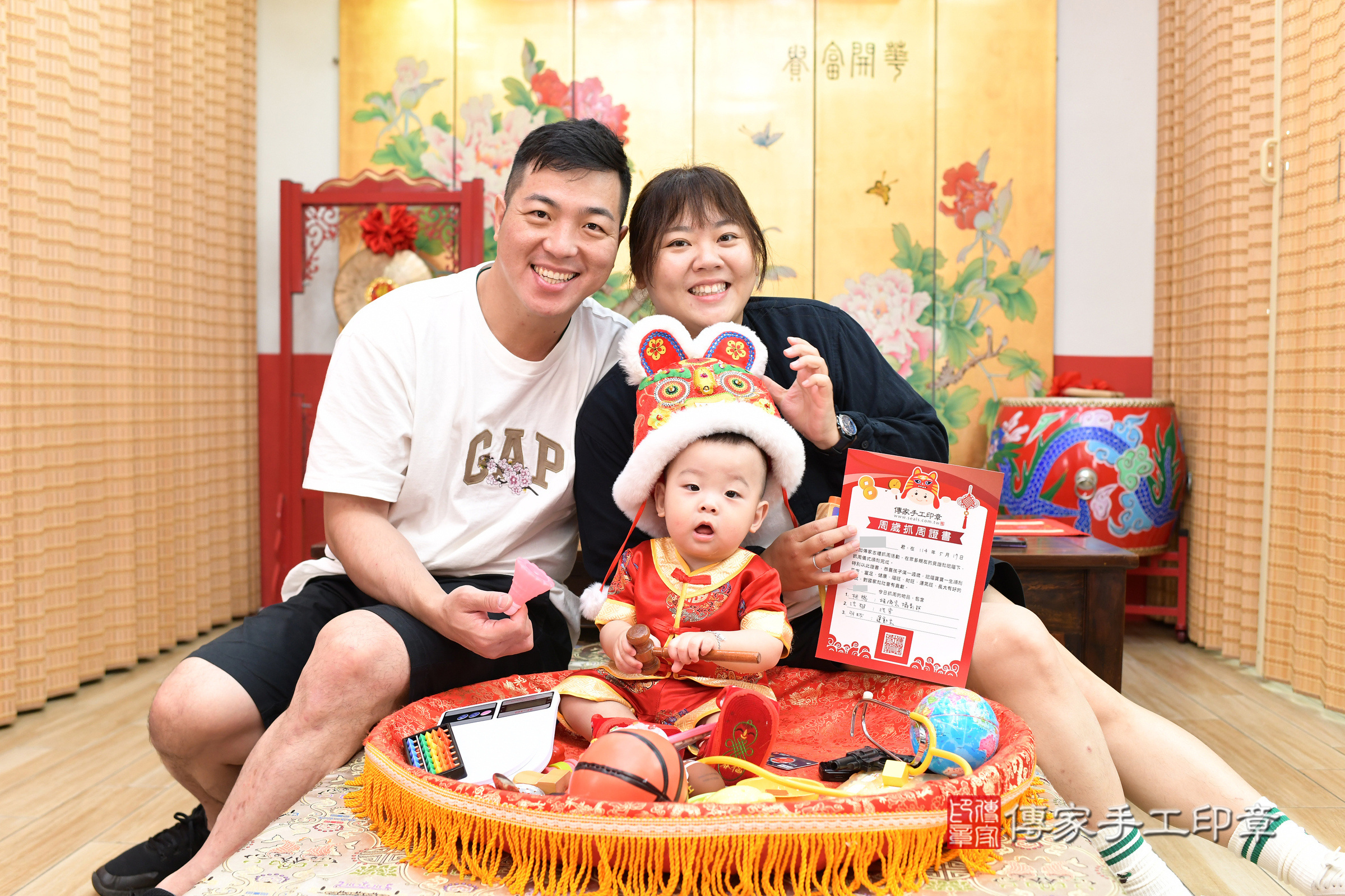台北市大同區元元寶寶抓周推薦：傳家台北店抓周度脺中國風會場，嬰兒古禮抓周流程儀式吉祥話、抓周道具物品24種、拍照。抓周證書。2025.5.17，照片16