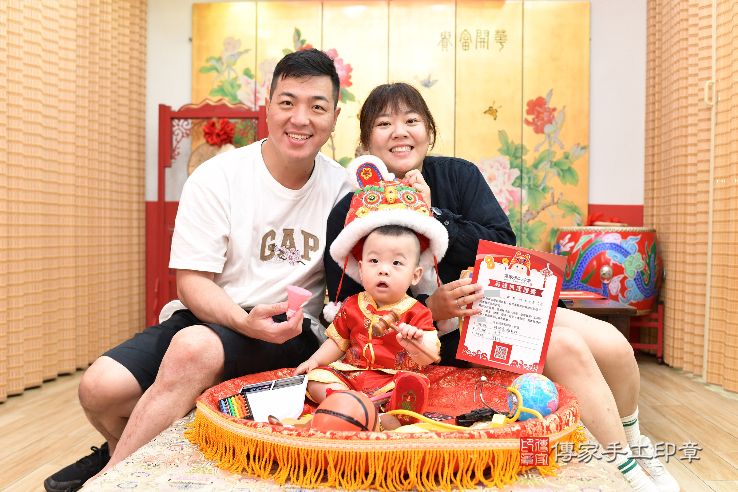 台北市大同區元元寶寶抓周推薦：傳家台北店抓周度脺中國風會場，嬰兒古禮抓周流程儀式吉祥話、抓周道具物品24種、拍照。抓周證書。2025.5.17，照片15