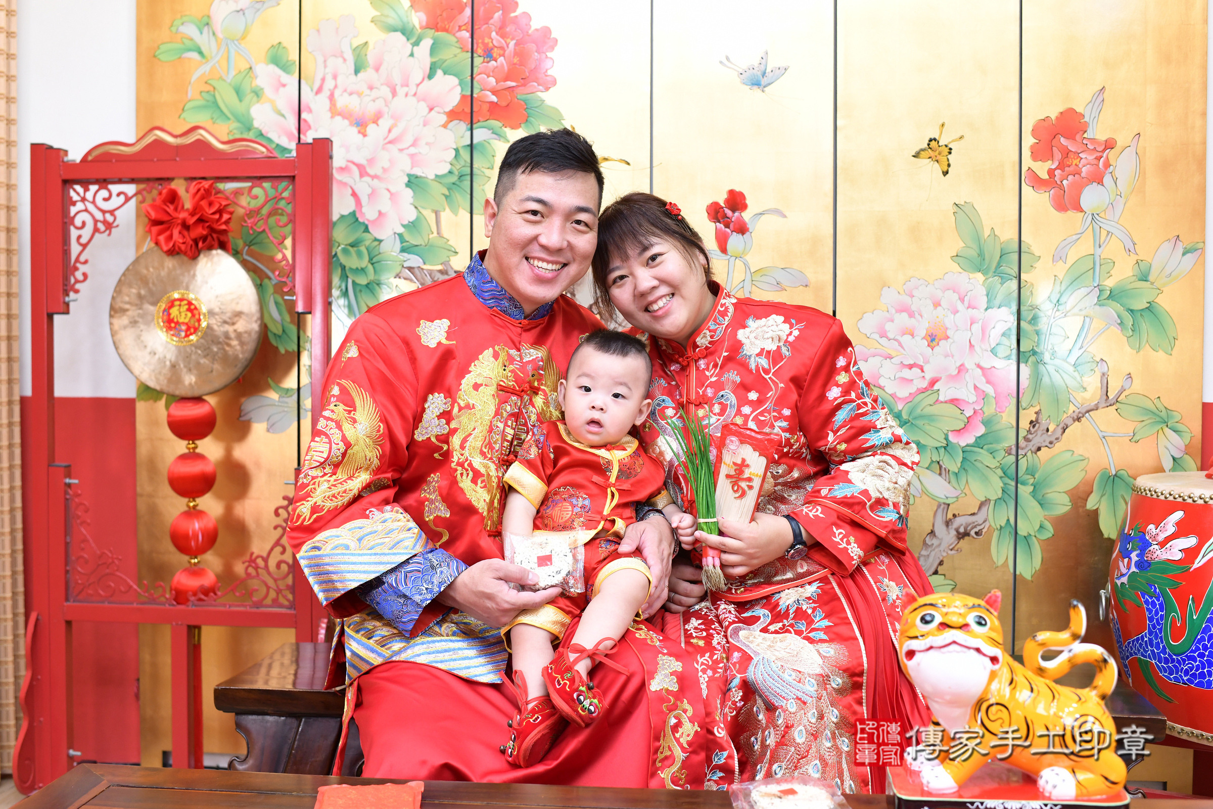 台北市大同區元元寶寶抓周推薦：傳家台北店抓周度脺中國風會場，嬰兒古禮抓周流程儀式吉祥話、抓周道具物品24種、拍照。抓周證書。2025.5.17，照片12
