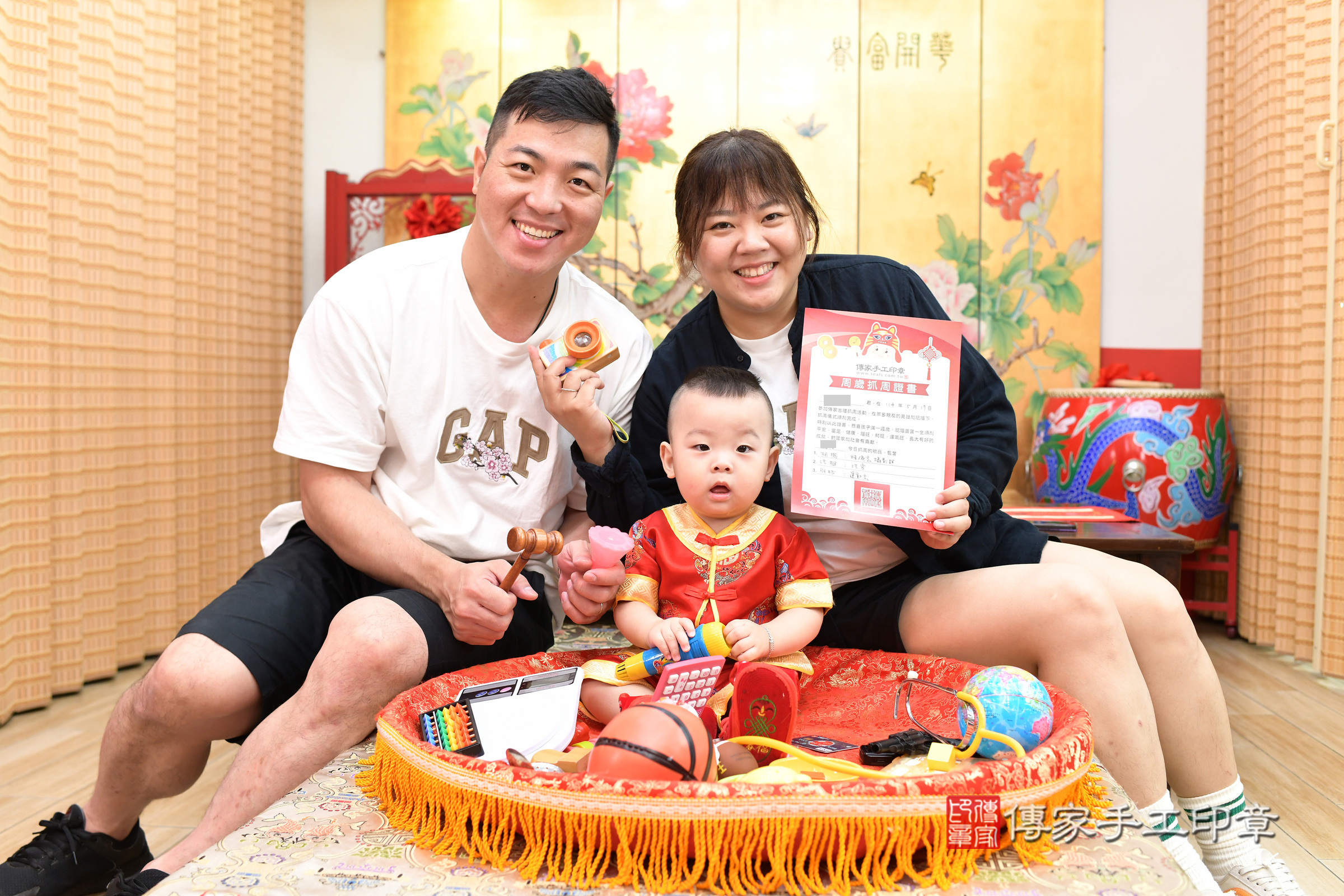 台北市大同區元元寶寶抓周推薦：傳家台北店抓周度脺中國風會場，嬰兒古禮抓周流程儀式吉祥話、抓周道具物品24種、拍照。抓周證書。2025.5.17，照片14