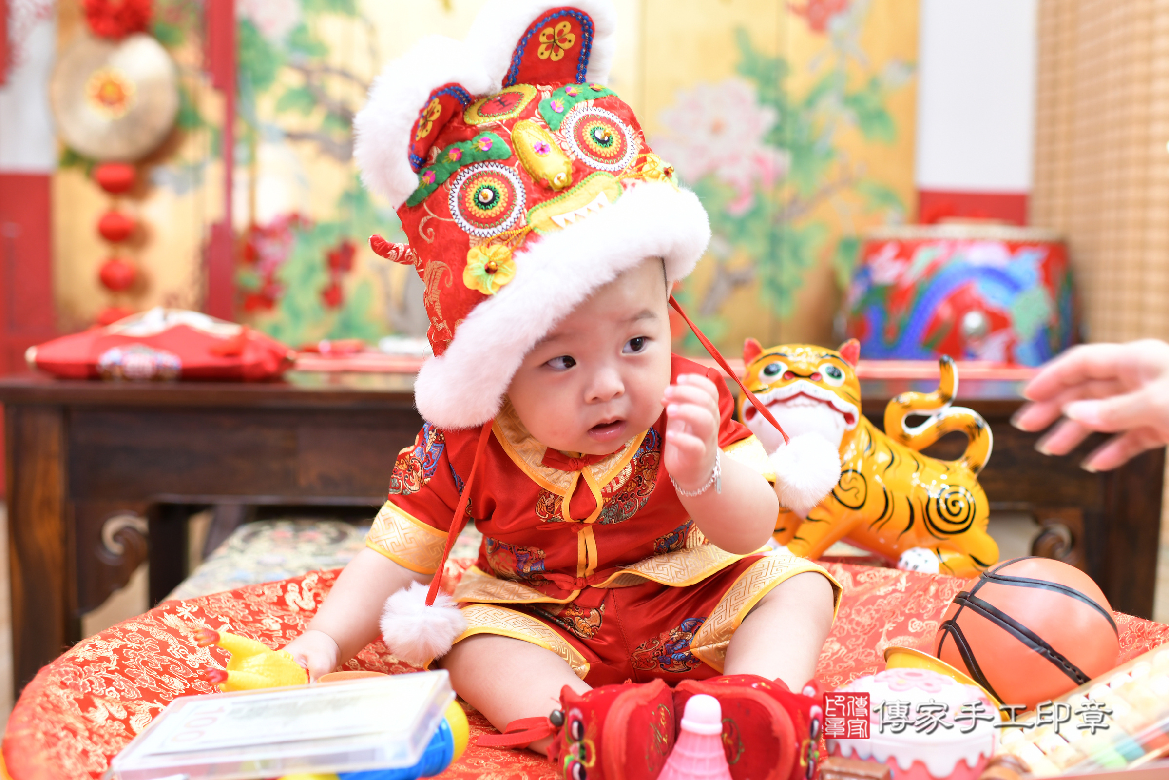 台北市大同區元元寶寶抓周推薦：傳家台北店抓周度脺中國風會場，嬰兒古禮抓周流程儀式吉祥話、抓周道具物品24種、拍照。抓周證書。2025.5.17，照片10