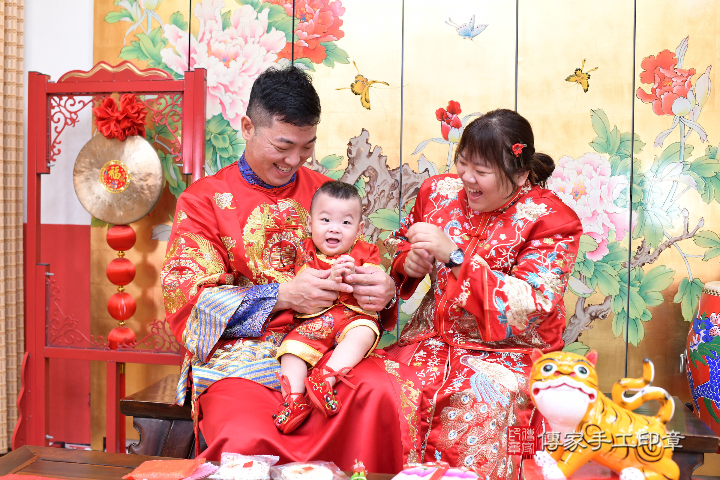 台北市大同區元元寶寶抓周推薦：傳家台北店抓周度脺中國風會場，嬰兒古禮抓周流程儀式吉祥話、抓周道具物品24種、拍照。抓周證書。2025.5.17，照片11