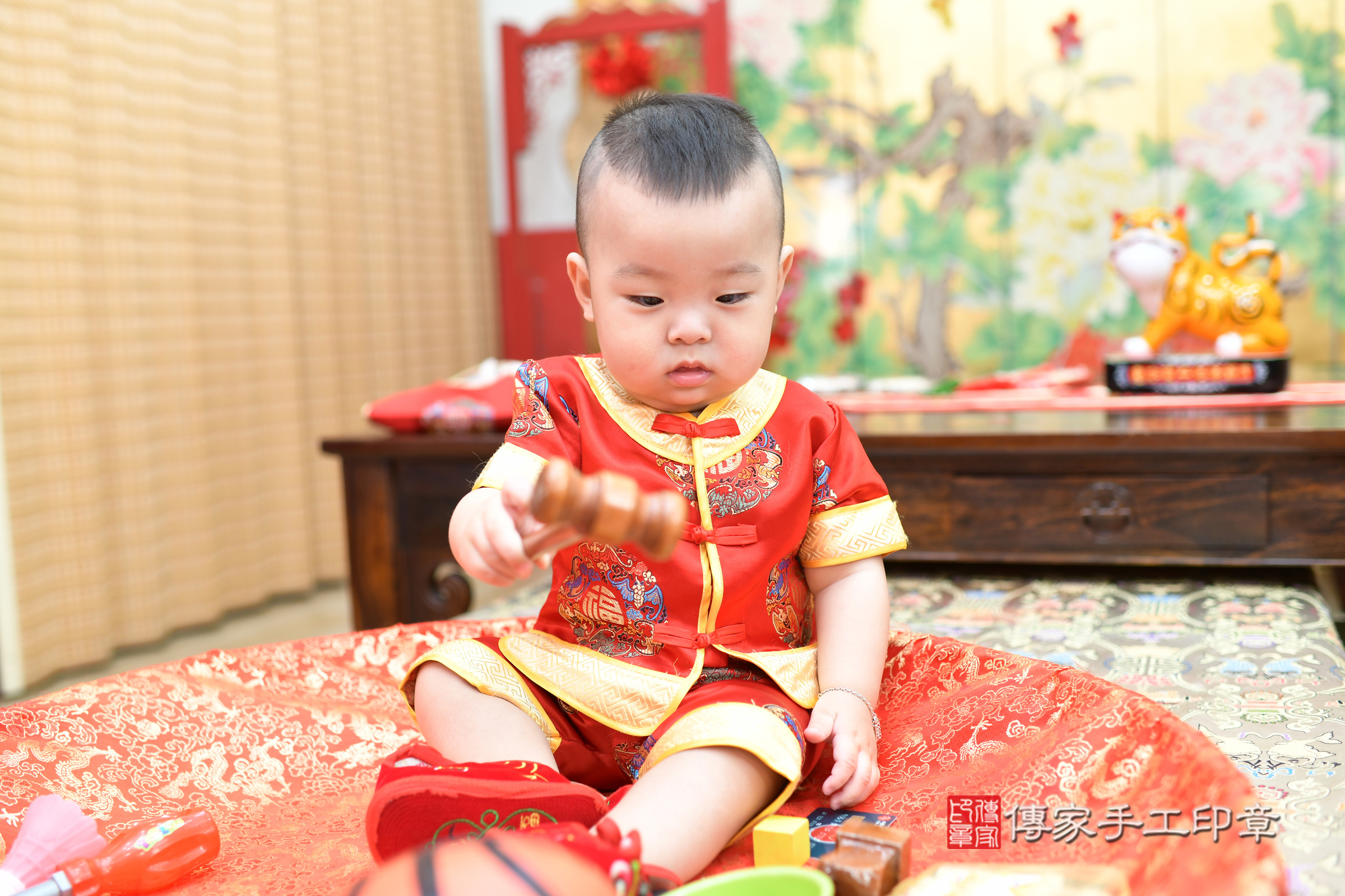 台北市大同區元元寶寶抓周推薦：傳家台北店抓周度脺中國風會場，嬰兒古禮抓周流程儀式吉祥話、抓周道具物品24種、拍照。抓周證書。2025.5.17，照片9