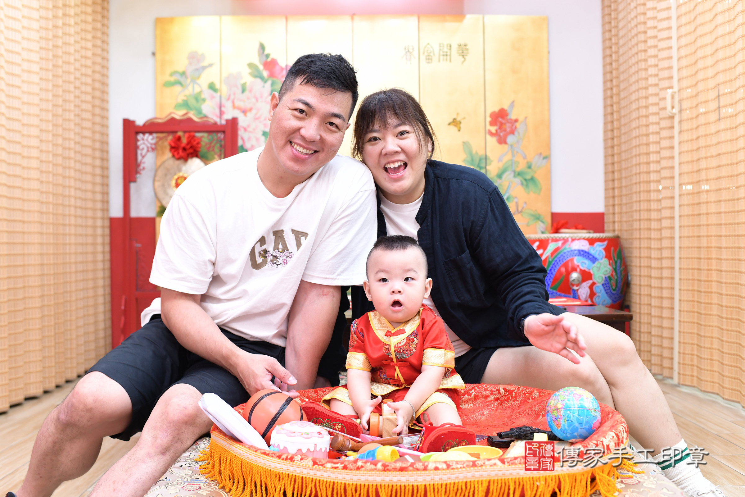 台北市大同區元元寶寶抓周推薦：傳家台北店抓周度脺中國風會場，嬰兒古禮抓周流程儀式吉祥話、抓周道具物品24種、拍照。抓周證書。2025.5.17，照片6