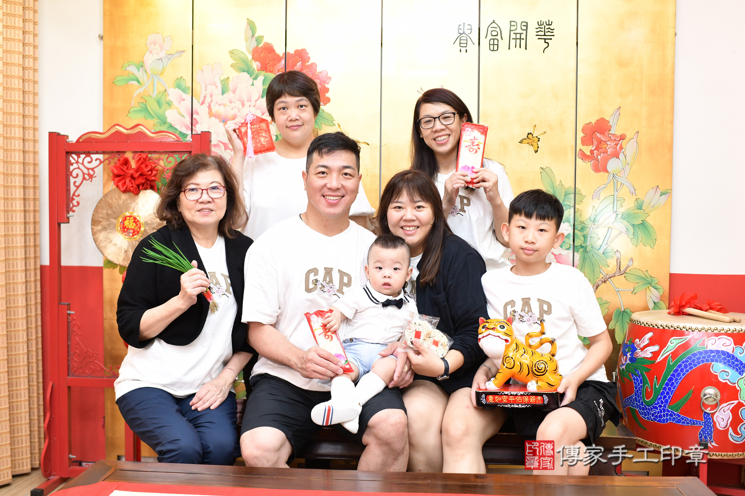 台北市大同區元元寶寶抓周推薦：傳家台北店抓周度脺中國風會場，嬰兒古禮抓周流程儀式吉祥話、抓周道具物品24種、拍照。抓周證書。2025.5.17，照片17