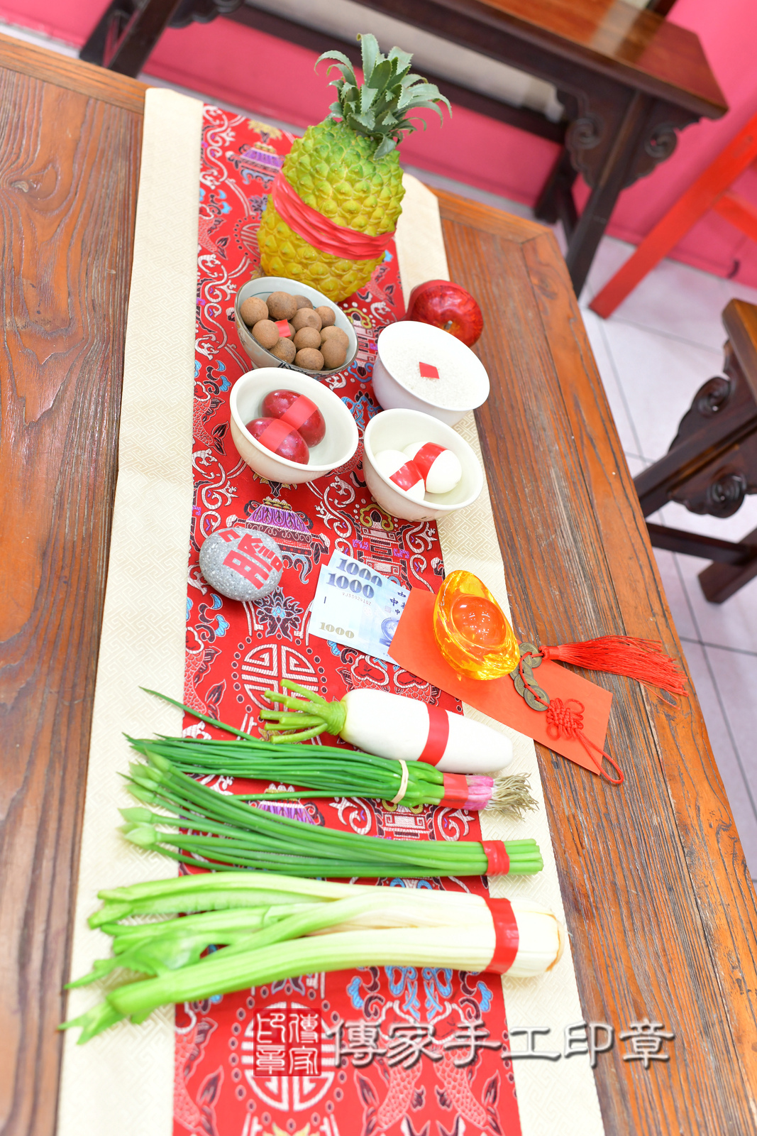 小希寶寶(台中市北區嬰兒寶寶滿月剃頭理髮、嬰兒剃胎毛儀式吉祥話)。中國風會場，爸媽寶貝穿「日中韓」古裝禮服。專業拍照、證書。★購買「臍帶章、肚臍章、胎毛筆刷印章」贈送：剃頭、收涎、抓周，三選一。2025.2.4，照片8
