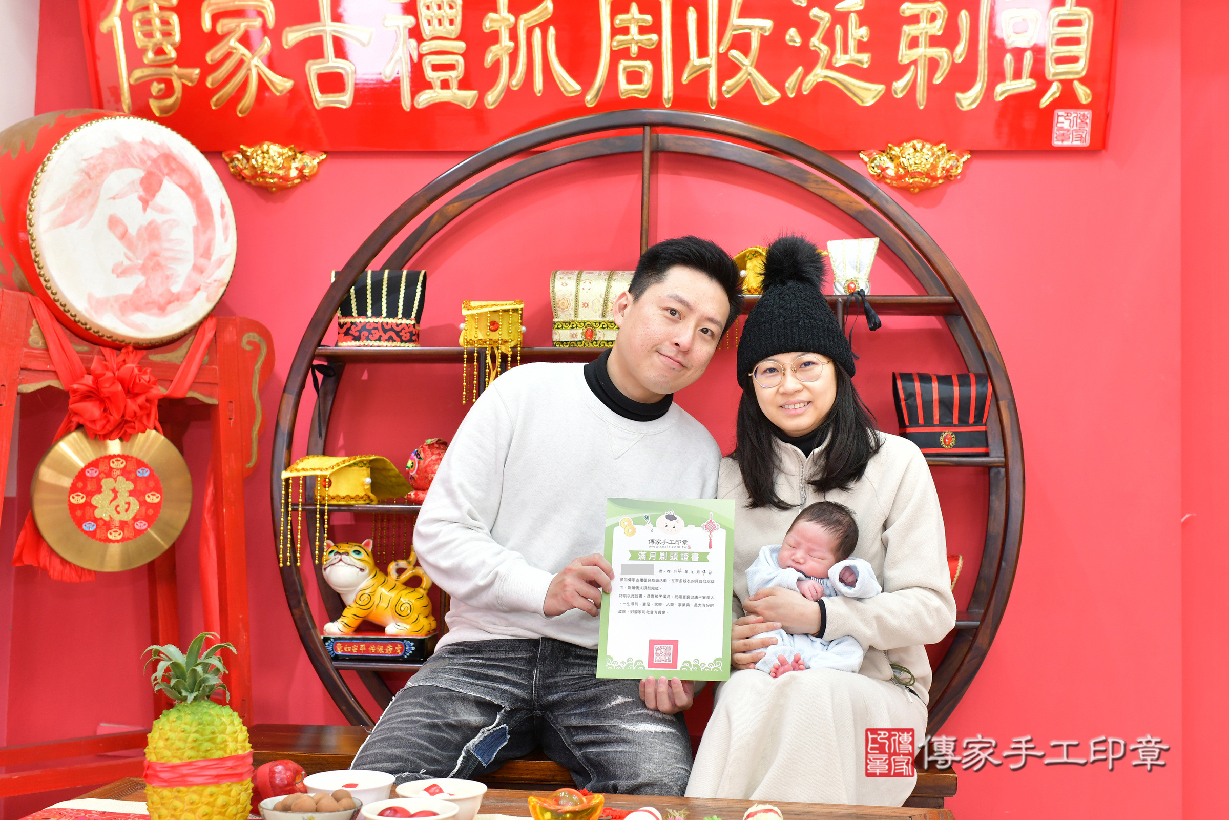 小希寶寶(台中市北區嬰兒寶寶滿月剃頭理髮、嬰兒剃胎毛儀式吉祥話)。中國風會場，爸媽寶貝穿「日中韓」古裝禮服。專業拍照、證書。★購買「臍帶章、肚臍章、胎毛筆刷印章」贈送：剃頭、收涎、抓周，三選一。2025.2.4，照片24