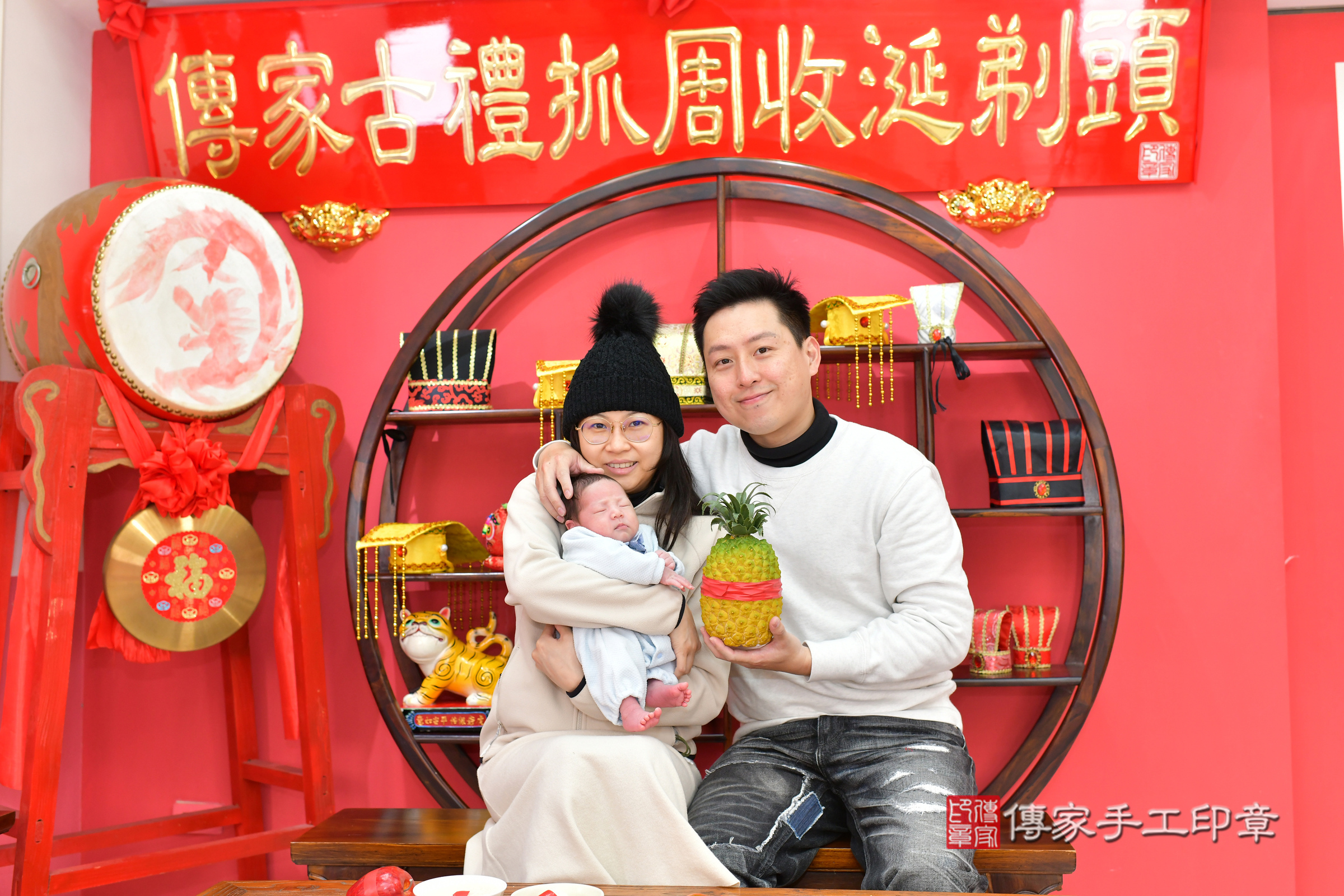 小希寶寶(台中市北區嬰兒寶寶滿月剃頭理髮、嬰兒剃胎毛儀式吉祥話)。中國風會場，爸媽寶貝穿「日中韓」古裝禮服。專業拍照、證書。★購買「臍帶章、肚臍章、胎毛筆刷印章」贈送：剃頭、收涎、抓周，三選一。2025.2.4，照片15