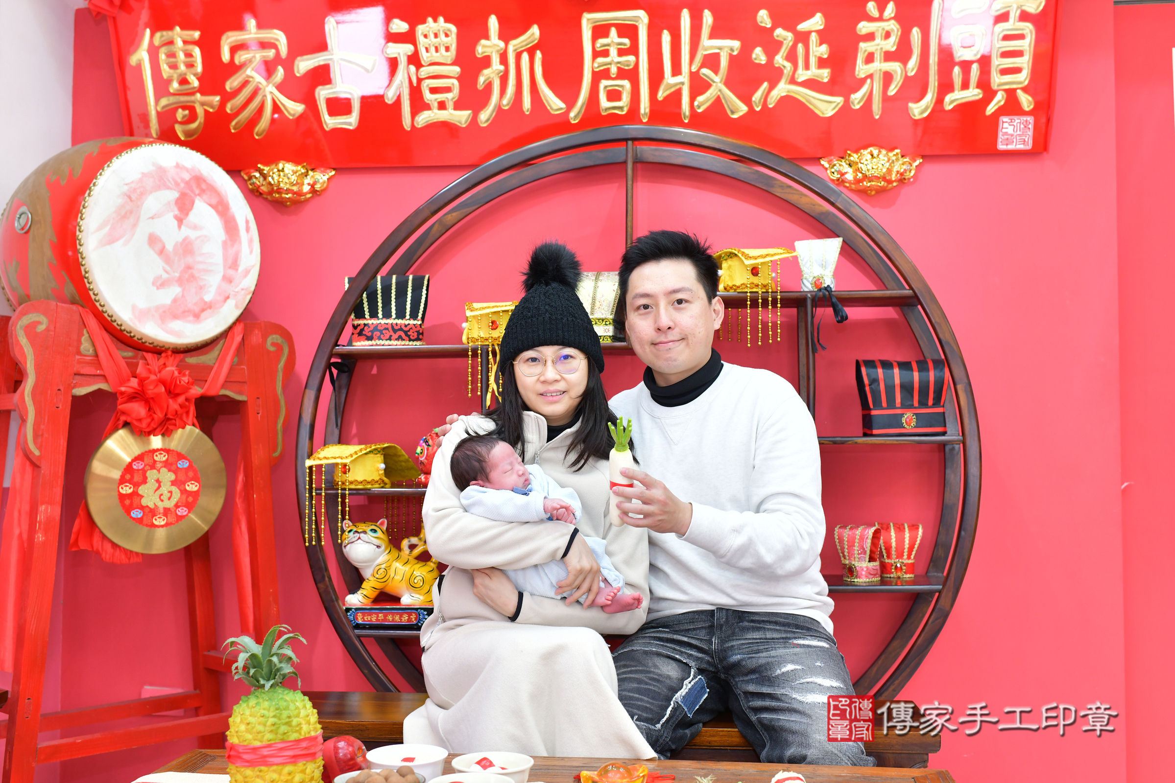小希寶寶(台中市北區嬰兒寶寶滿月剃頭理髮、嬰兒剃胎毛儀式吉祥話)。中國風會場，爸媽寶貝穿「日中韓」古裝禮服。專業拍照、證書。★購買「臍帶章、肚臍章、胎毛筆刷印章」贈送：剃頭、收涎、抓周，三選一。2025.2.4，照片19