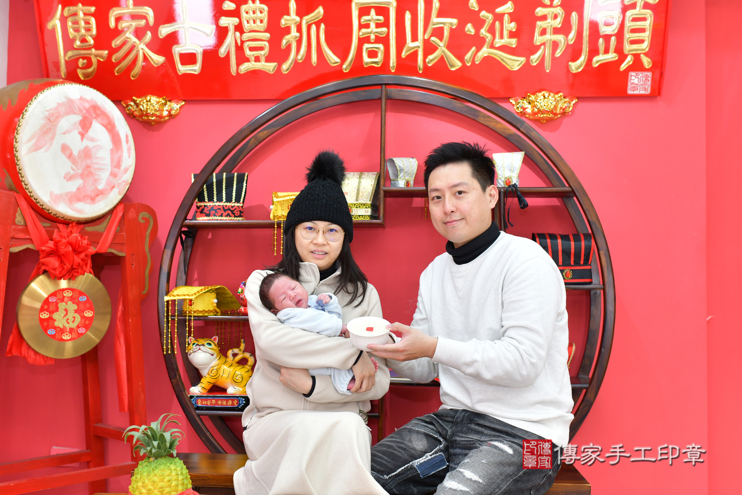 小希寶寶(台中市北區嬰兒寶寶滿月剃頭理髮、嬰兒剃胎毛儀式吉祥話)。中國風會場，爸媽寶貝穿「日中韓」古裝禮服。專業拍照、證書。★購買「臍帶章、肚臍章、胎毛筆刷印章」贈送：剃頭、收涎、抓周，三選一。2025.2.4，照片12